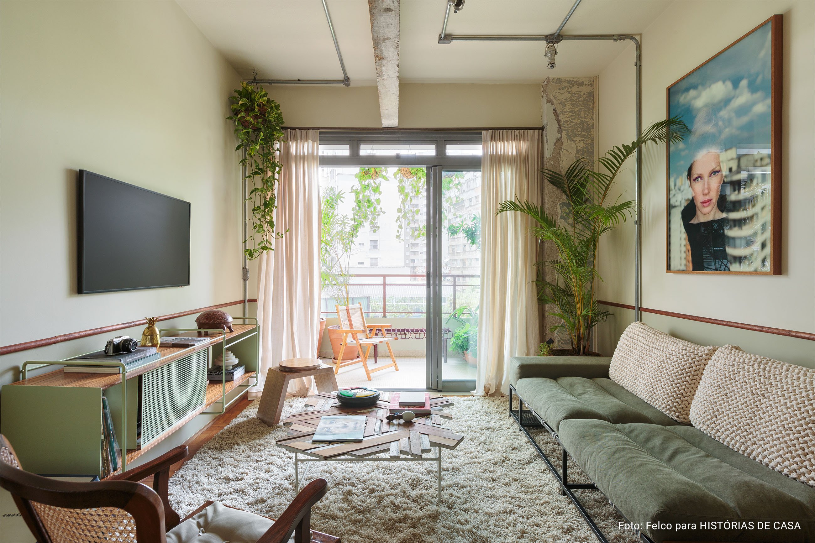 Apartamento conceito no Edifício Vírginia tem cozinha integrada, sacada com plantas, piso de taco e decoração com garimpos.