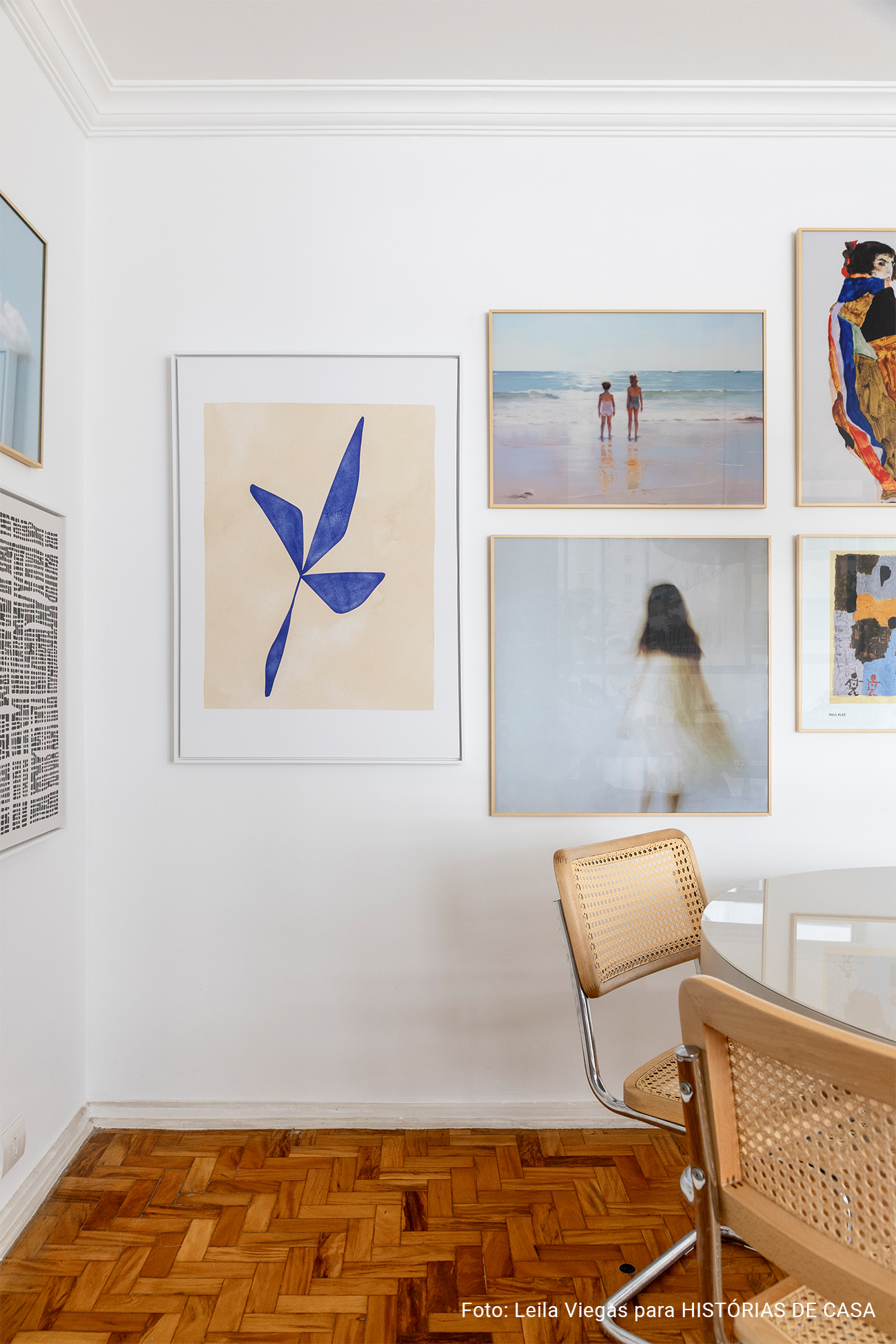 Apartamento acolhedor com decoração minimalista e parede de quadros da BOEMI