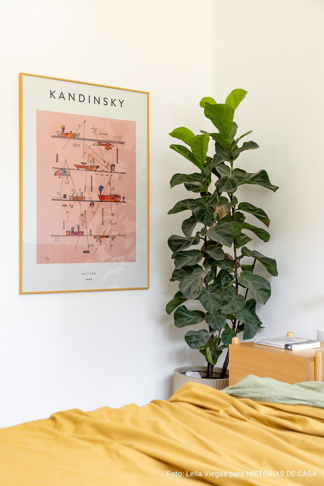 Apartamento acolhedor com decoração minimalista e parede de quadros da BOEMI