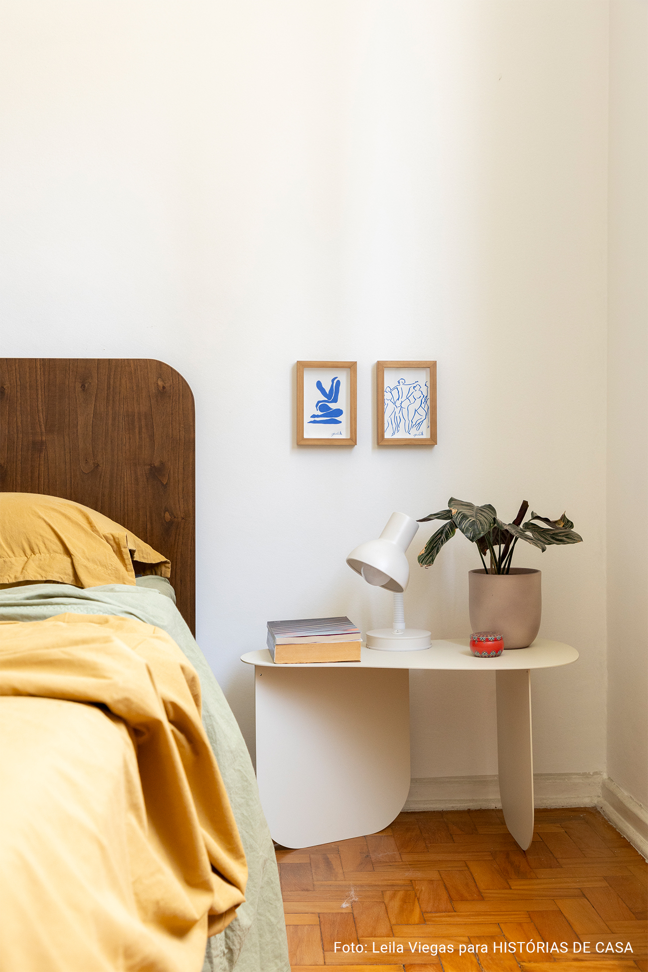 Apartamento acolhedor com decoração minimalista e parede de quadros da BOEMI