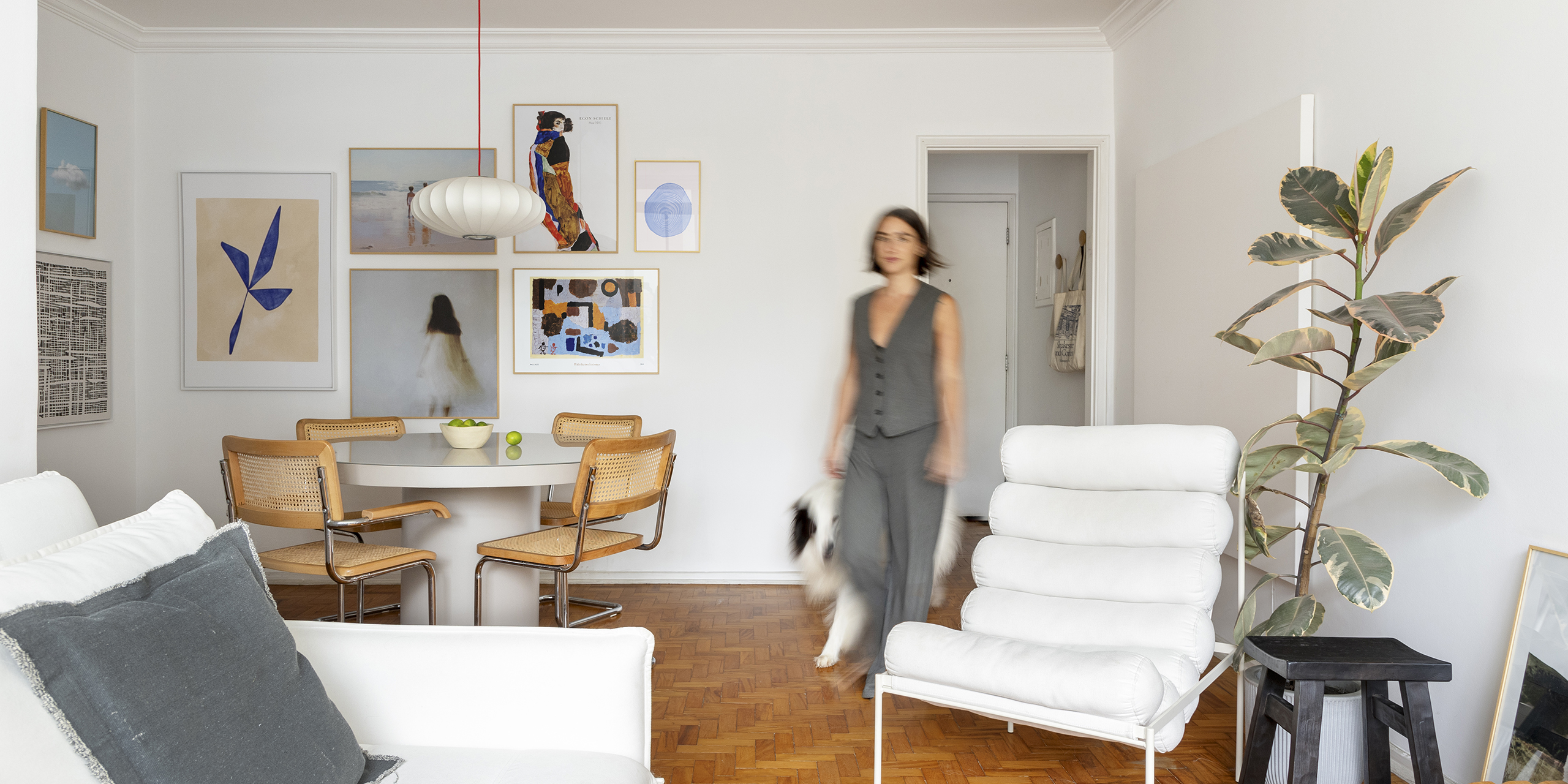 Apartamento acolhedor com decoração minimalista e parede de quadros da BOEMI