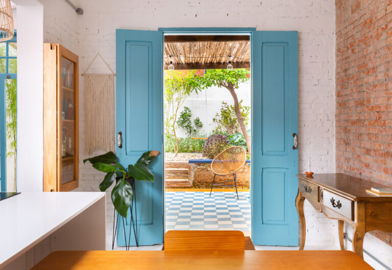 Muitas coisas surpreendem na casa da Jéssica: o clima de praia mesmo sendo em São Paulo, a disposição inusitada dos ambientes e o tempo de reforma - em apenas 9 semanas a moradora transformou completamente o imóvel antigo. Vem entender direito essa história e se inspirar muito!