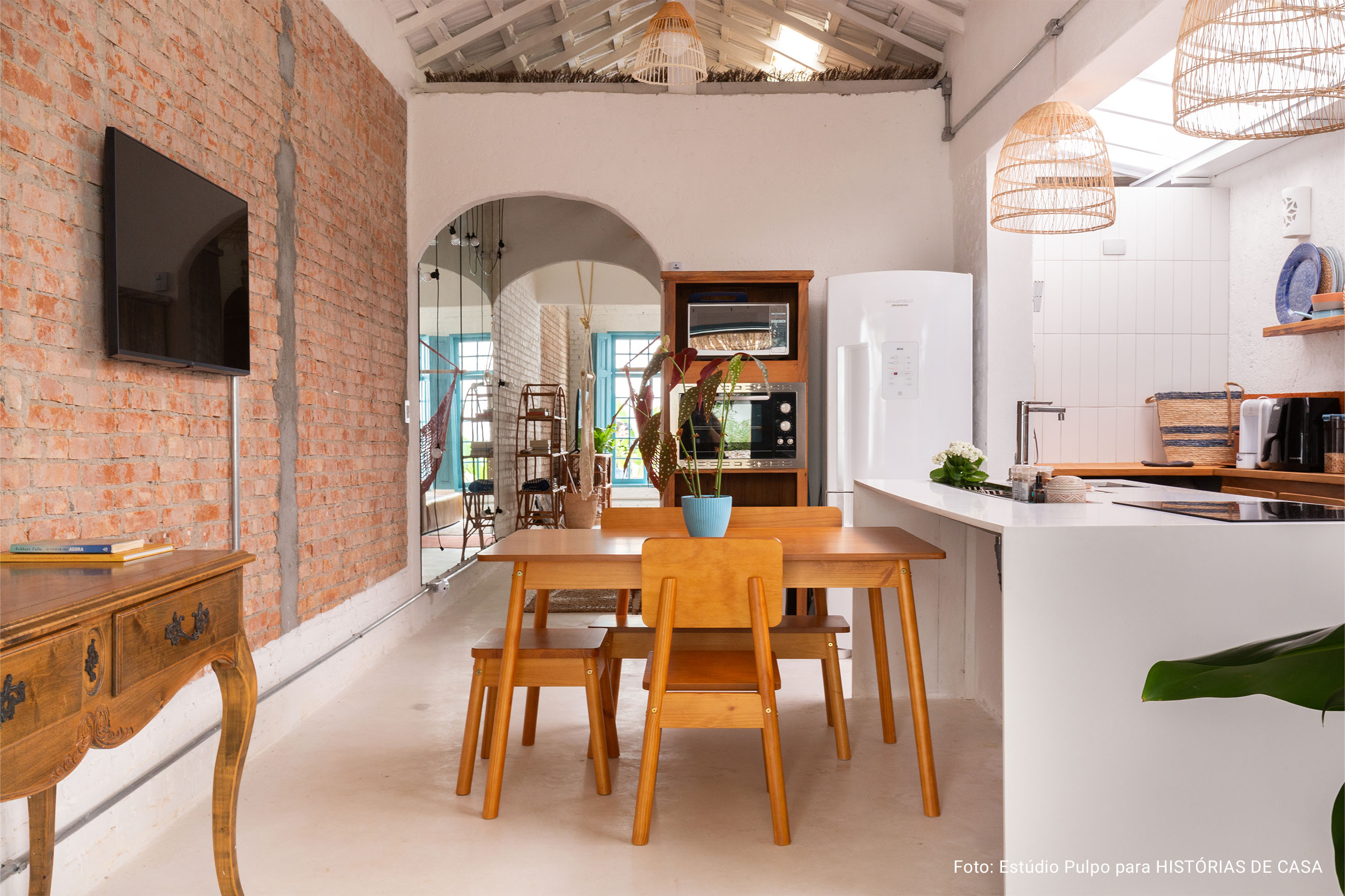 Casa charmosa com clima de praia e janelas coloridas em São Paulo