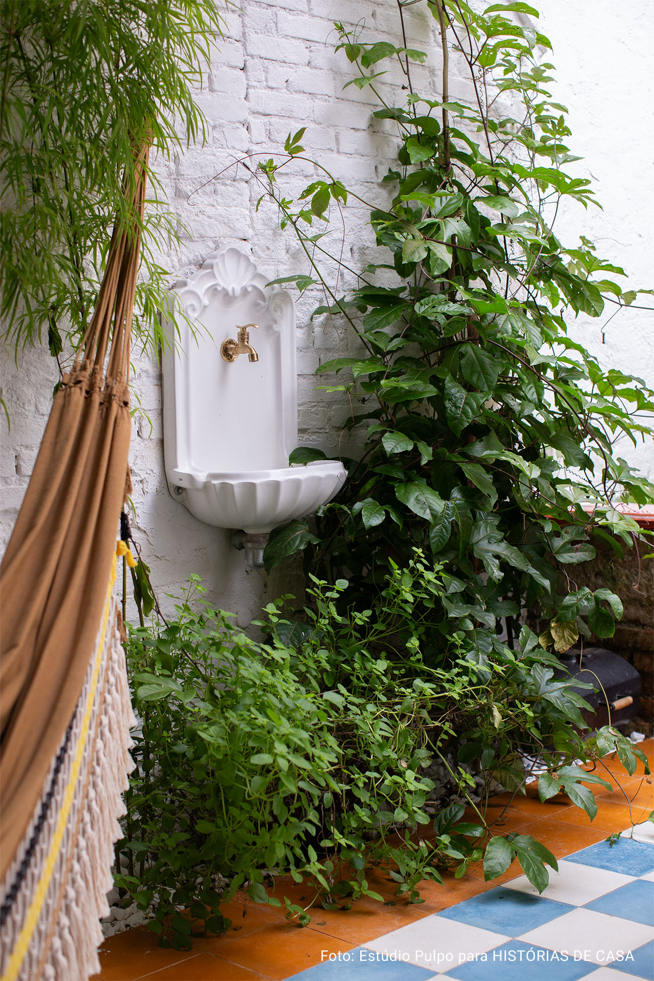 Casa charmosa com clima de praia e janelas coloridas em São Paulo