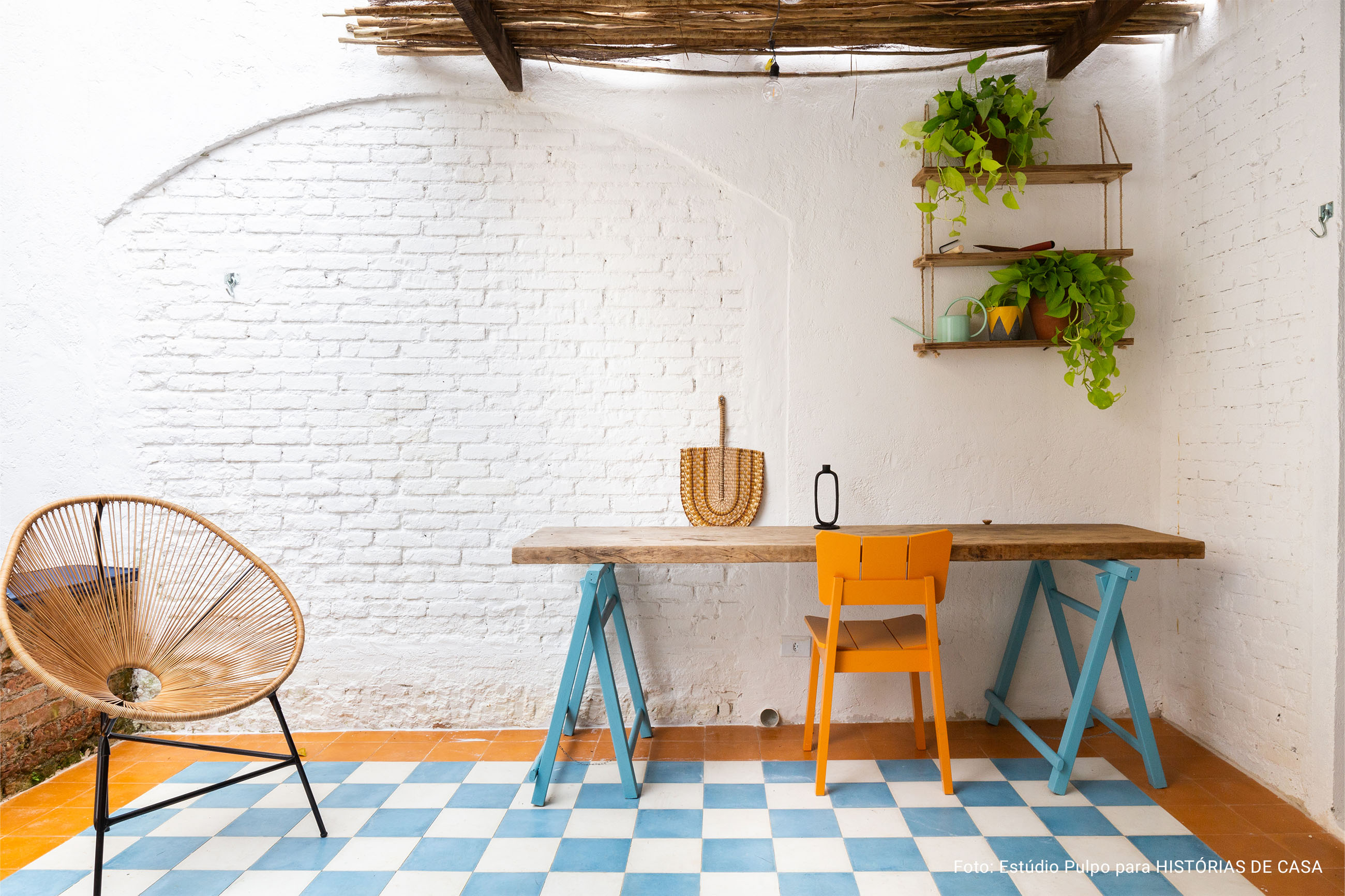 Casa charmosa com clima de praia e janelas coloridas em São Paulo