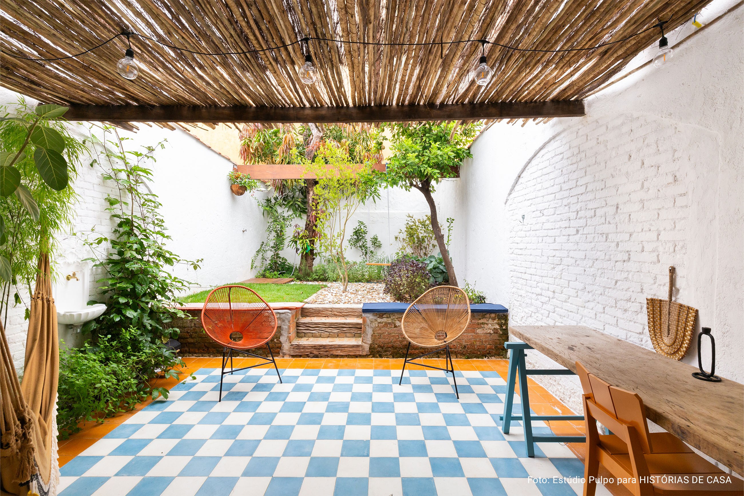 Casa charmosa com clima de praia e janelas coloridas em São Paulo