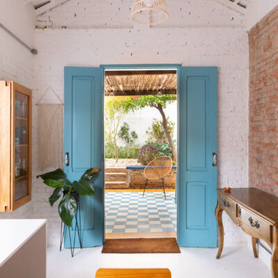 Casa charmosa com clima de praia e janelas coloridas em São Paulo