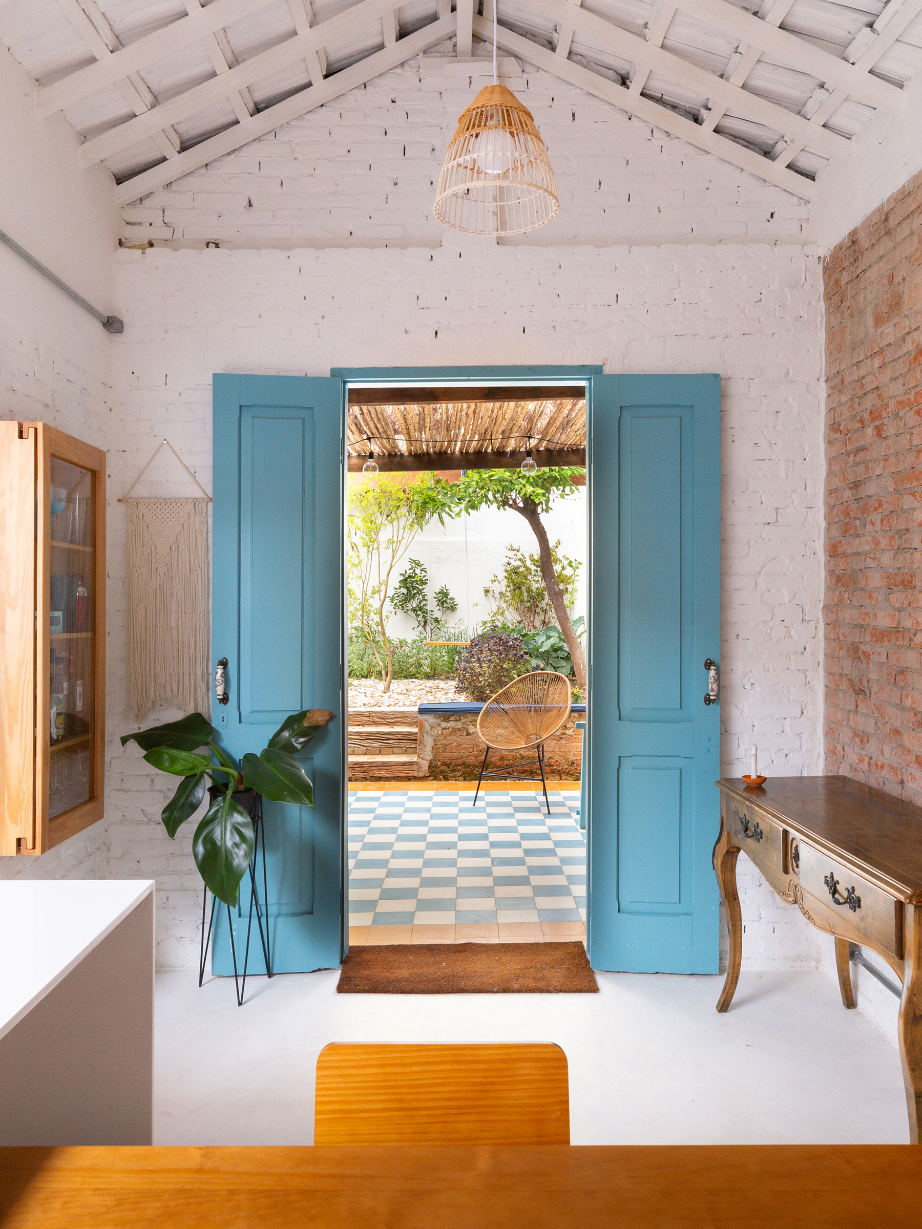 Casa charmosa com clima de praia e janelas coloridas em São Paulo