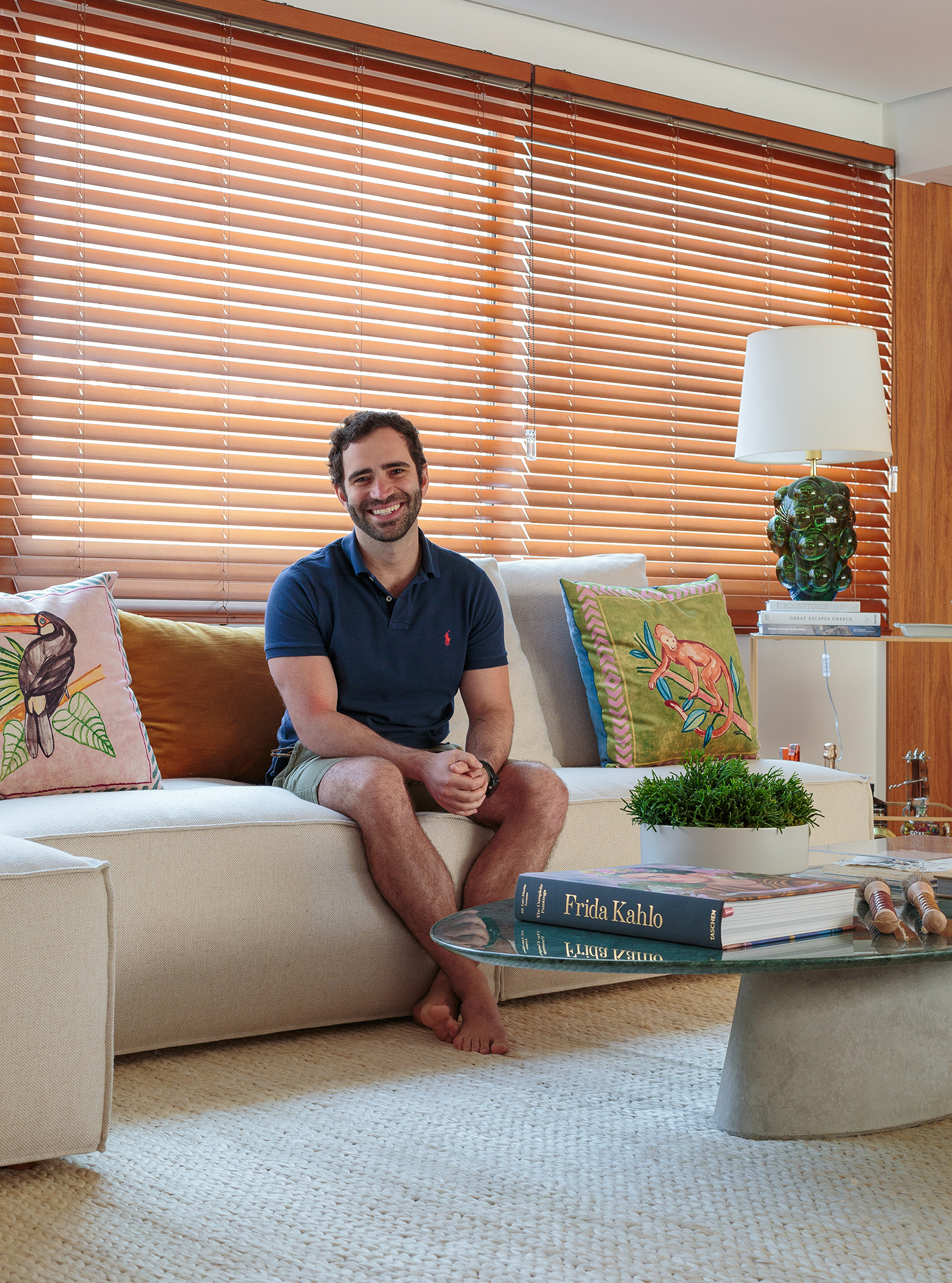 Apartamento integrado com sala aberta e estante de madeira com muitos livros