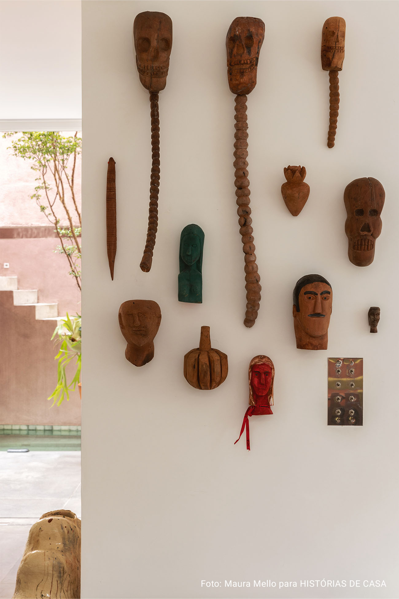 Casa com espaços integrados, muitas obras de arte e área externa cor-de-rosa.
