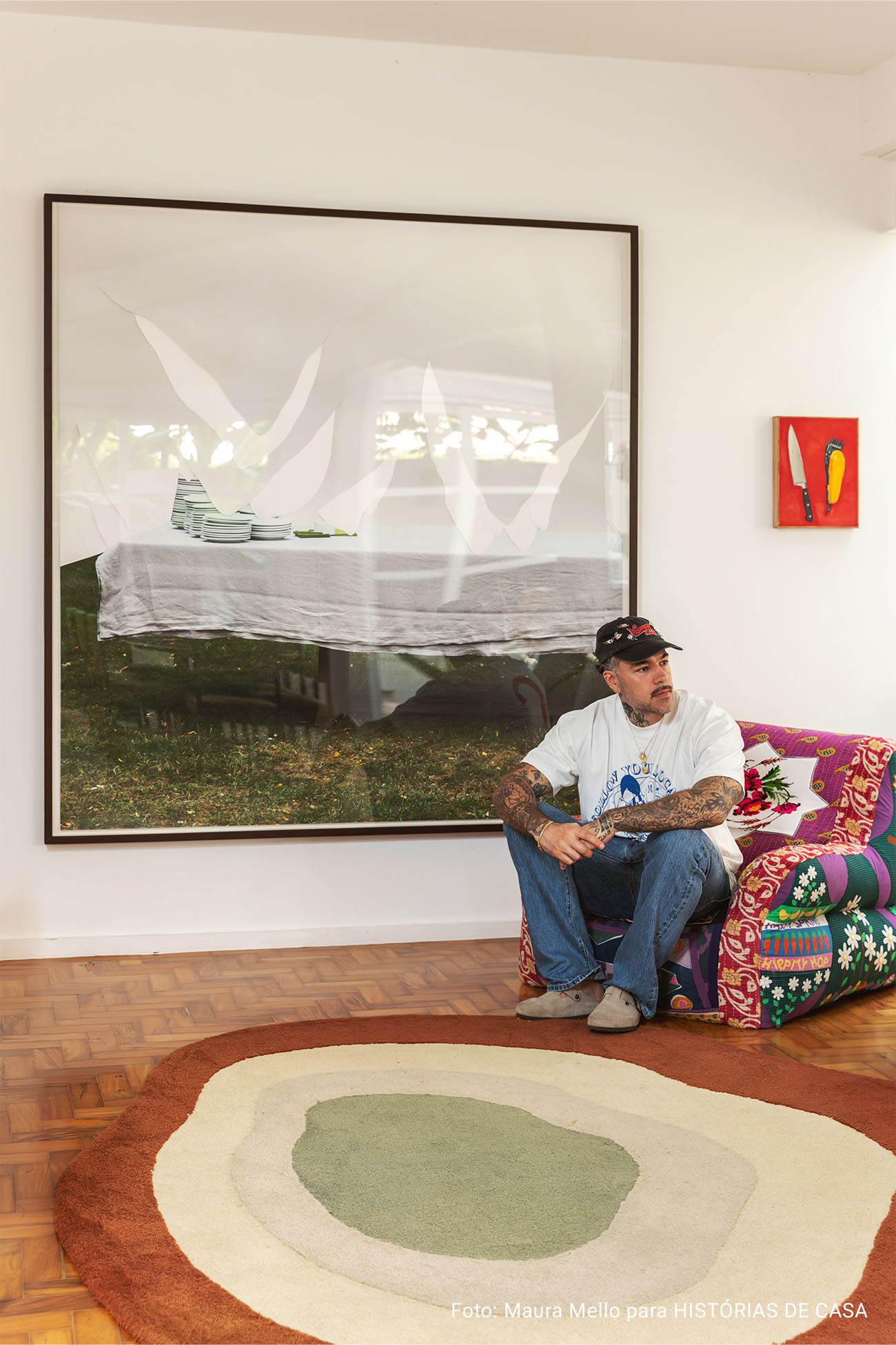 Casa com espaços integrados, muitas obras de arte e área externa cor-de-rosa.