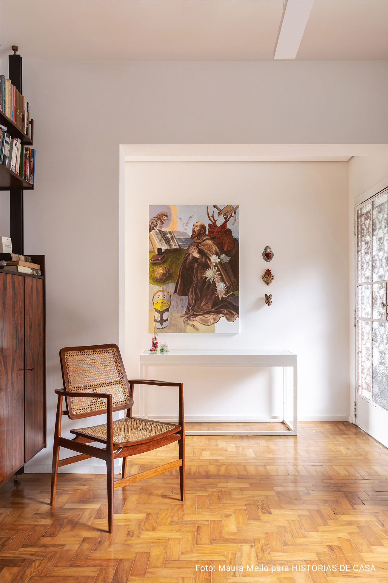 Casa com espaços integrados, muitas obras de arte e área externa cor-de-rosa.