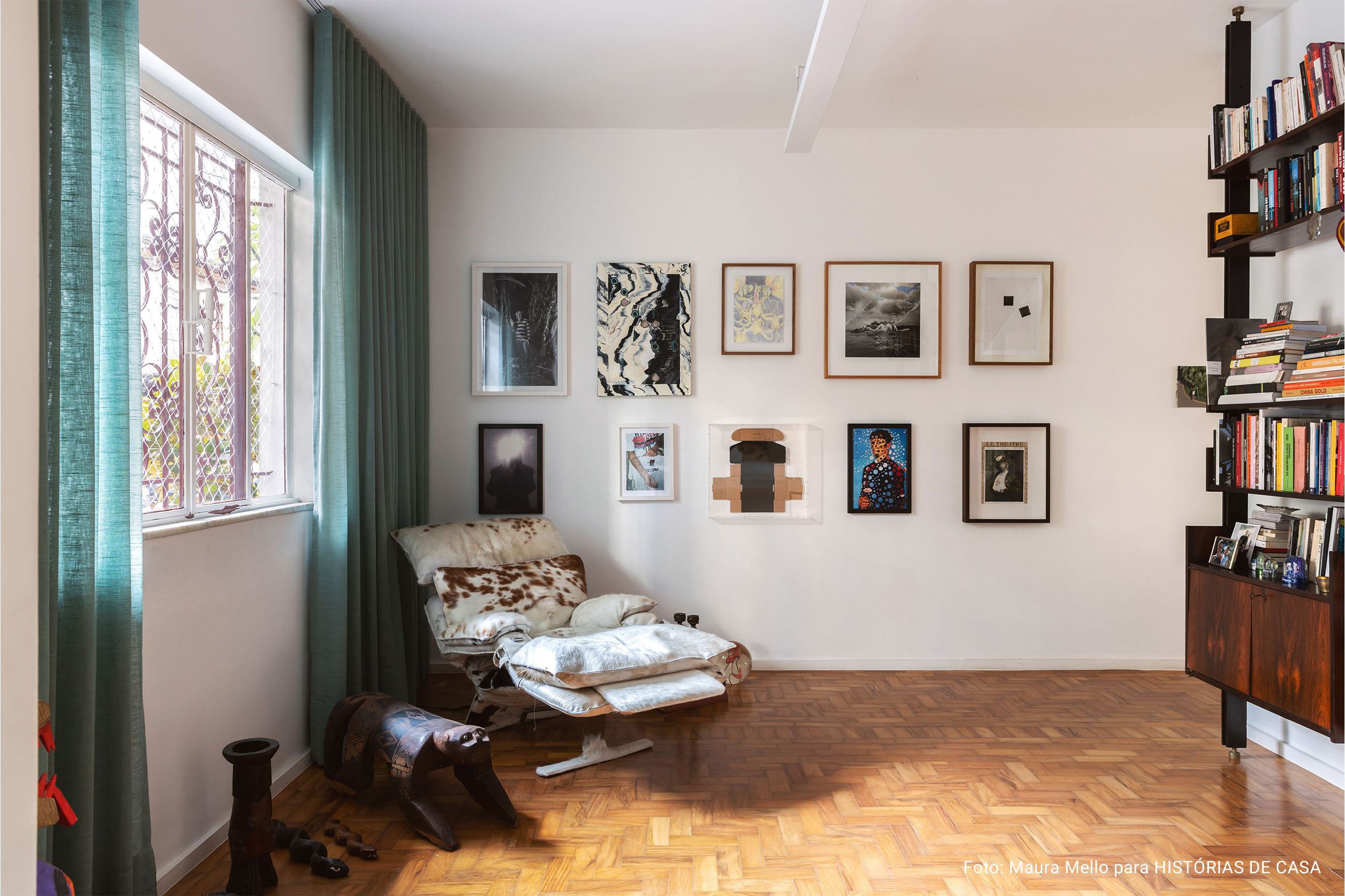 Casa com espaços integrados, muitas obras de arte e área externa cor-de-rosa.