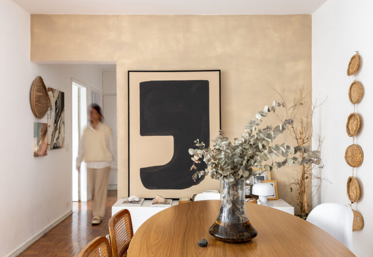 Antes e Depois com tons neutros em apartamento acolhedor