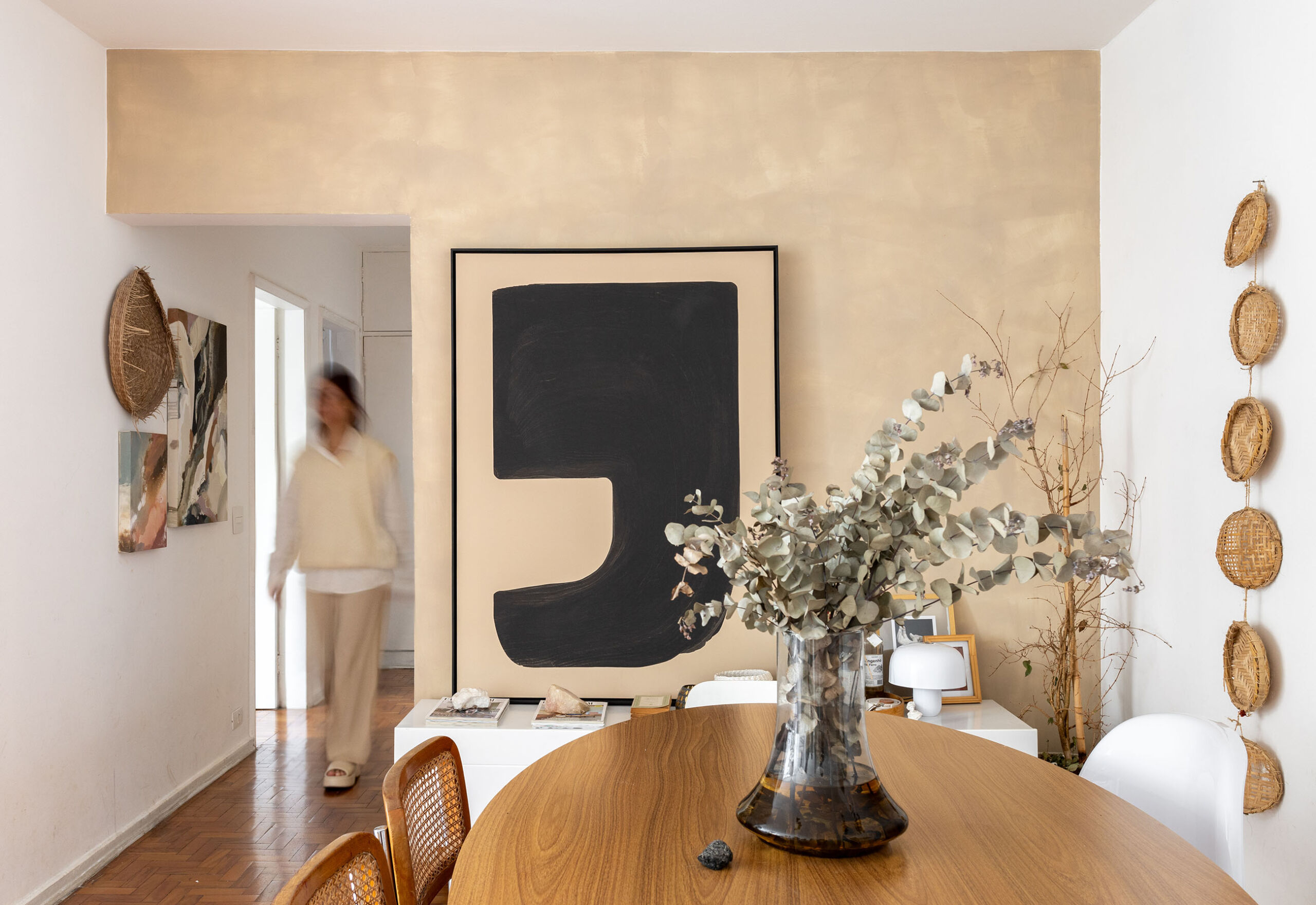 Antes e Depois com tons neutros em apartamento acolhedor