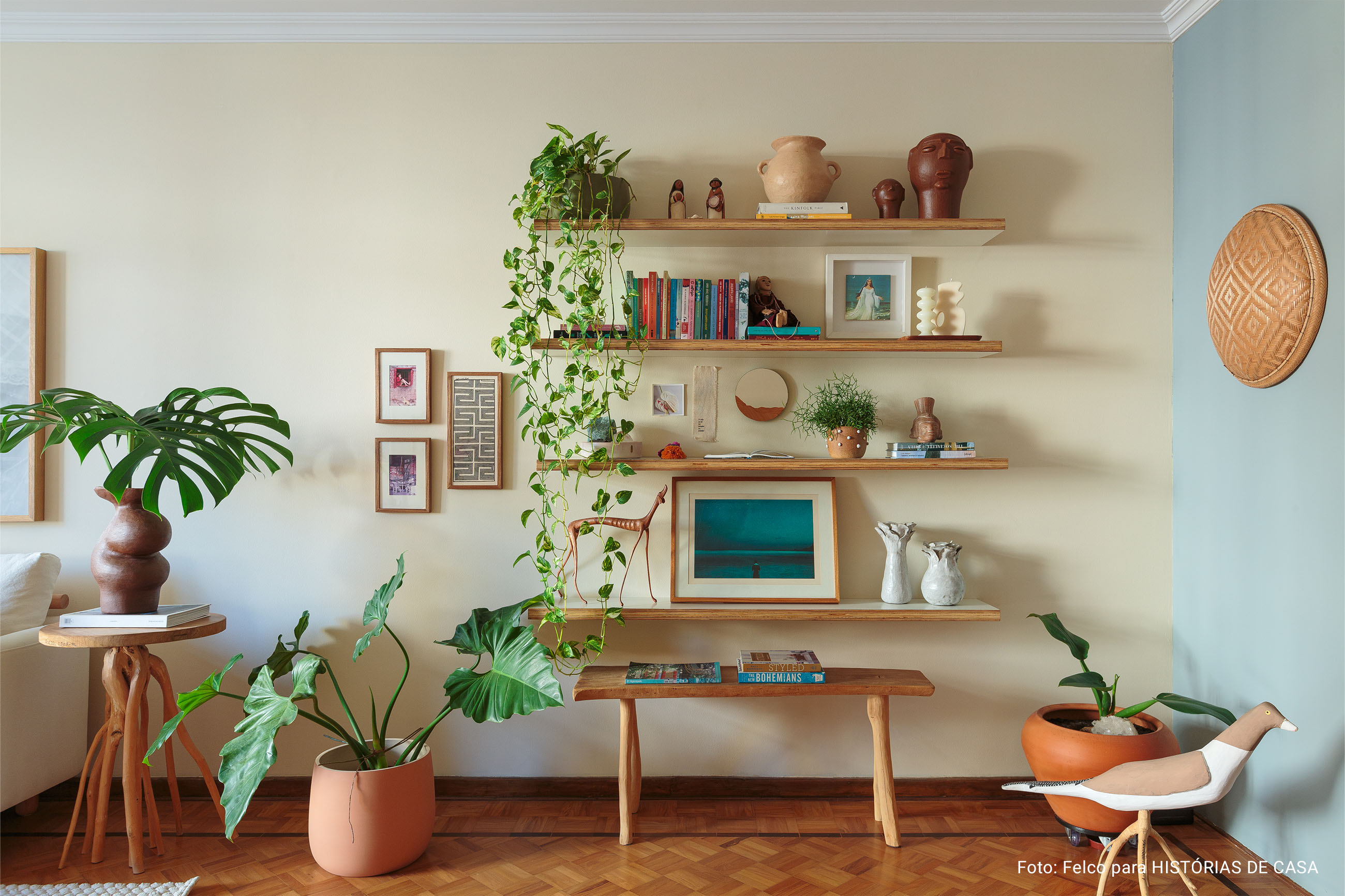Apartamento alugado com papel de parede, pintura e decoração com texturas naturais