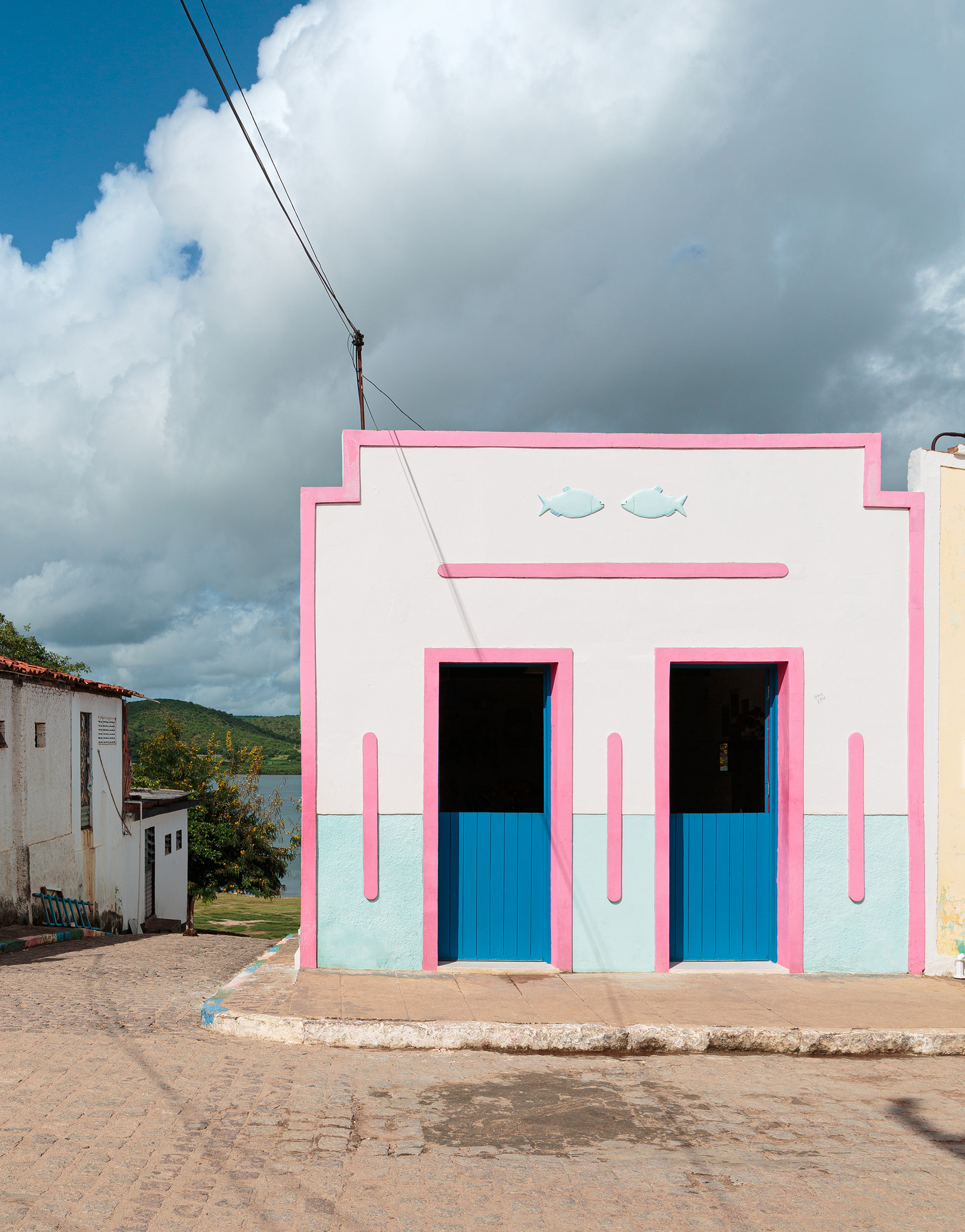 Casa Pirambeba na Ilha do Ferro com fachada colorida e decoração com peças de artesanato popular.