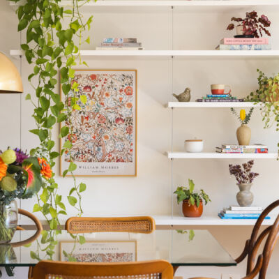 A leveza de um apê com muita arte e referências botânicas 