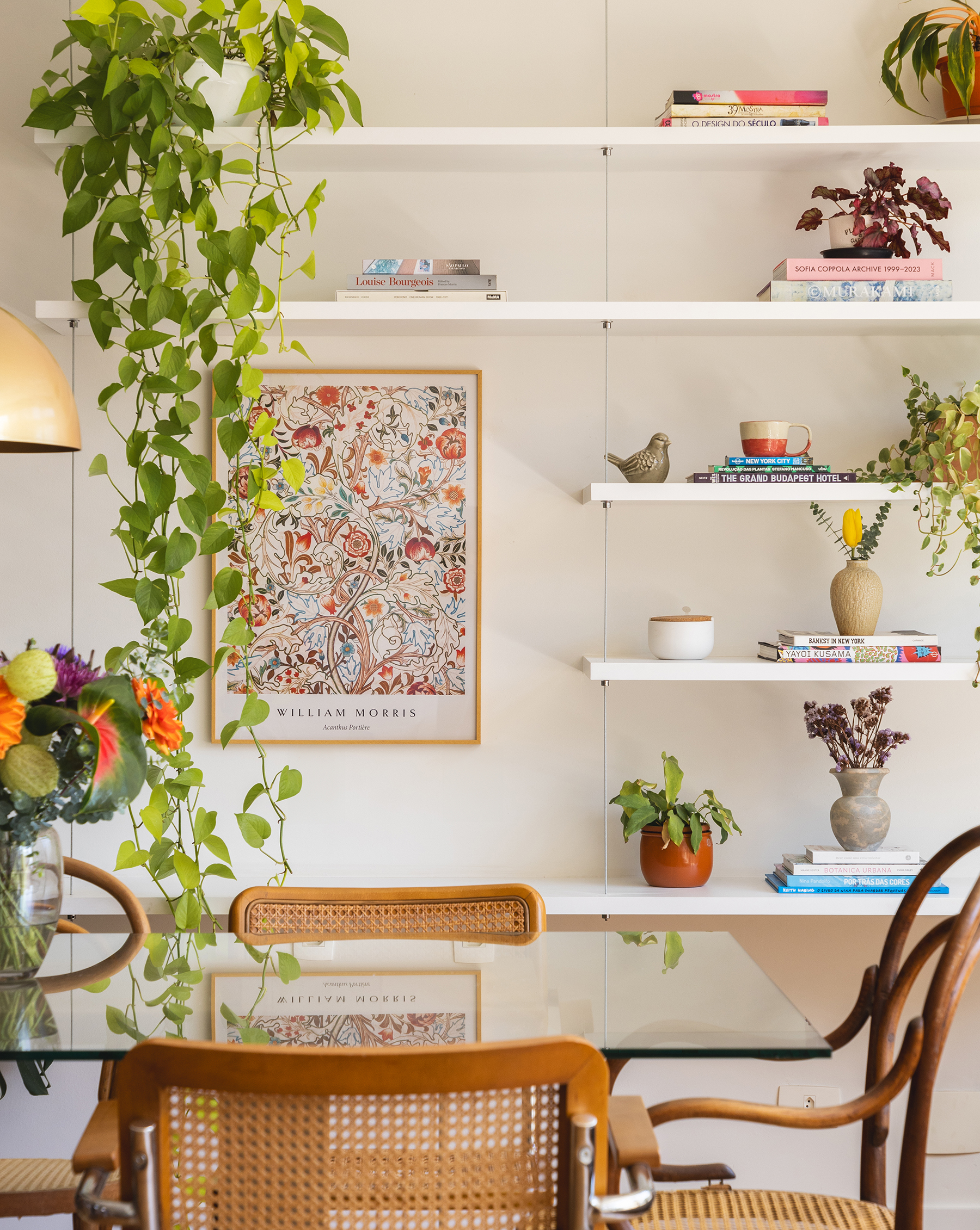 A leveza de um apê com muita arte e referências botânicas 