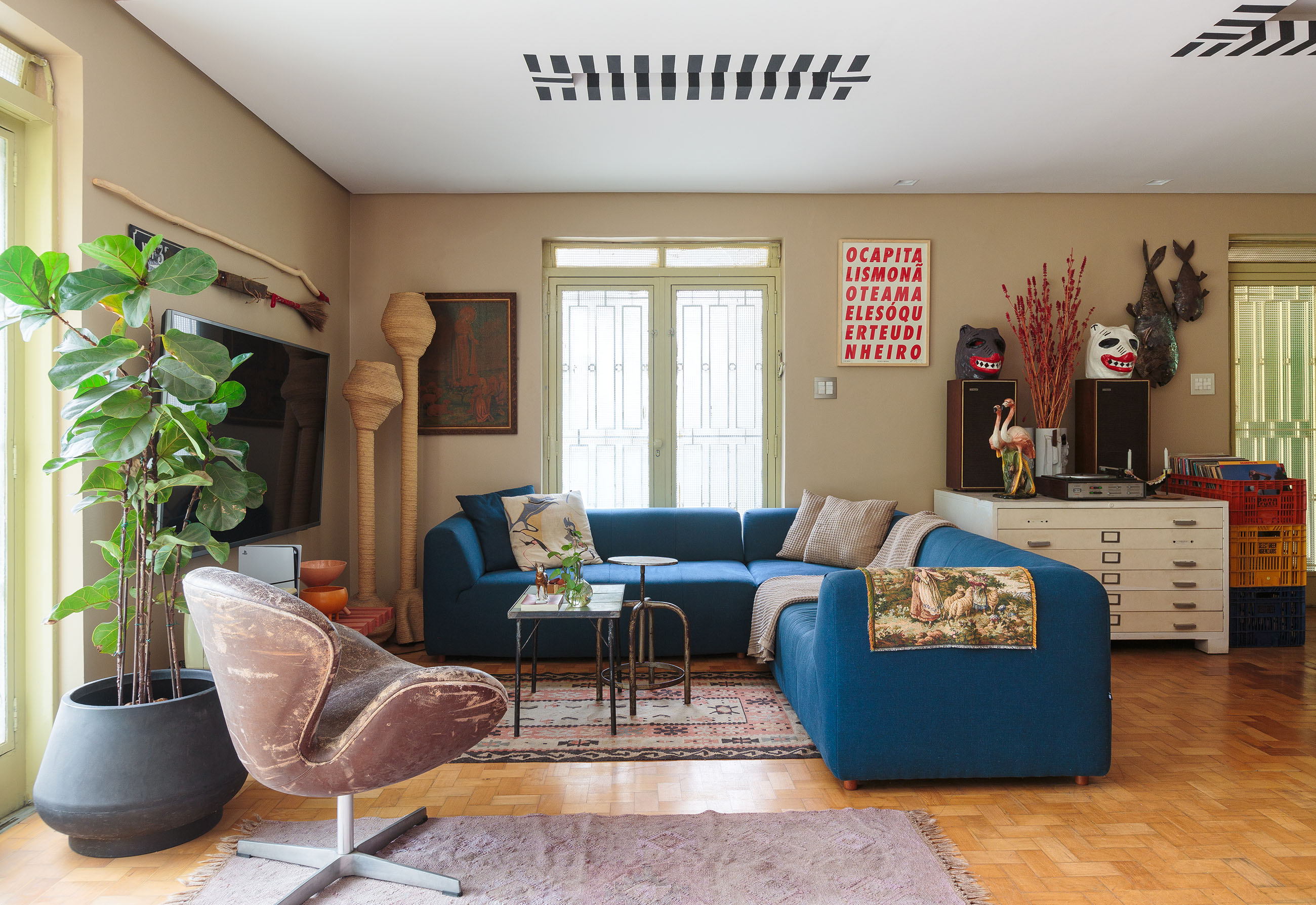 Decoração com muitos garimpos e DIY em casa dos anos 60 com jardim, Paulo Biacchi