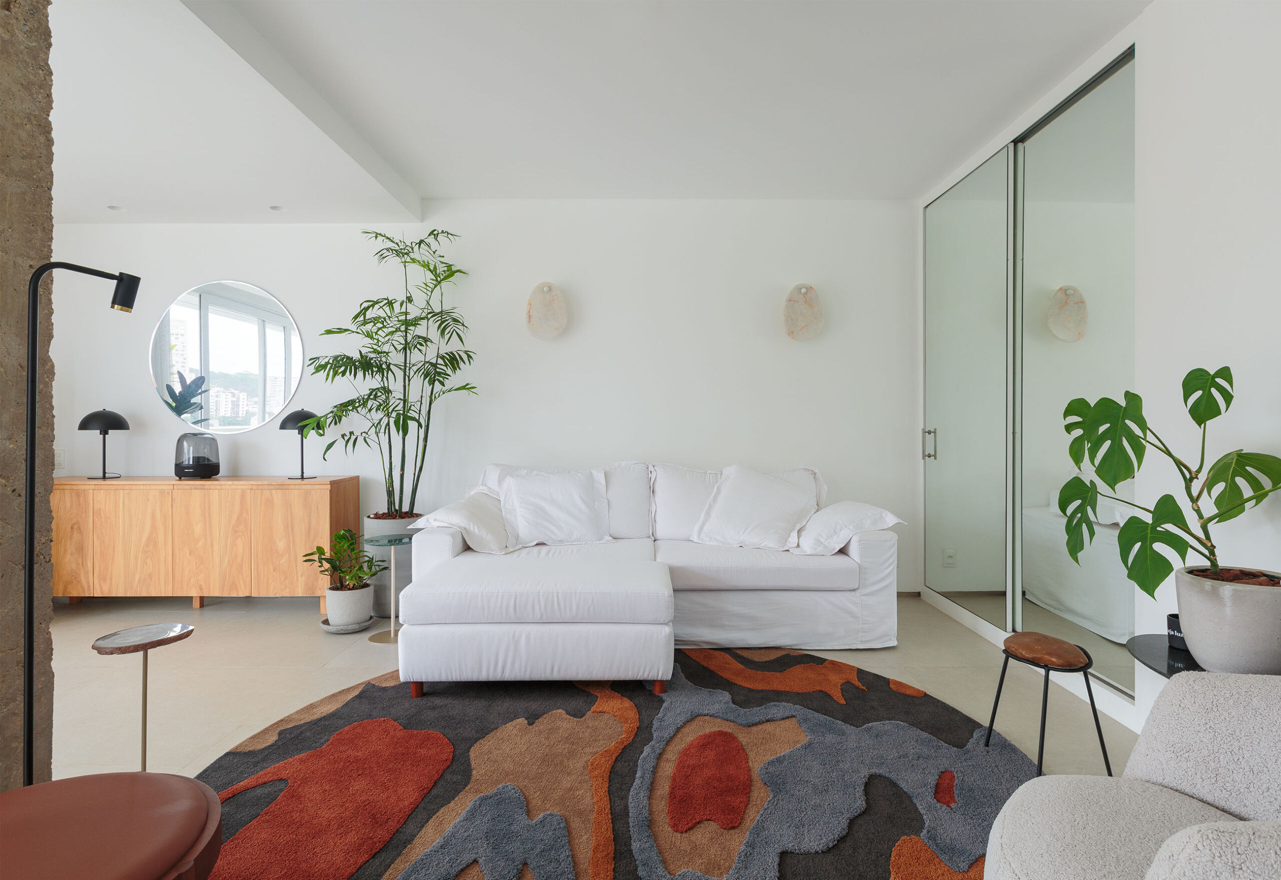 Apê com decoração minimalista no Rio de Janeiro.