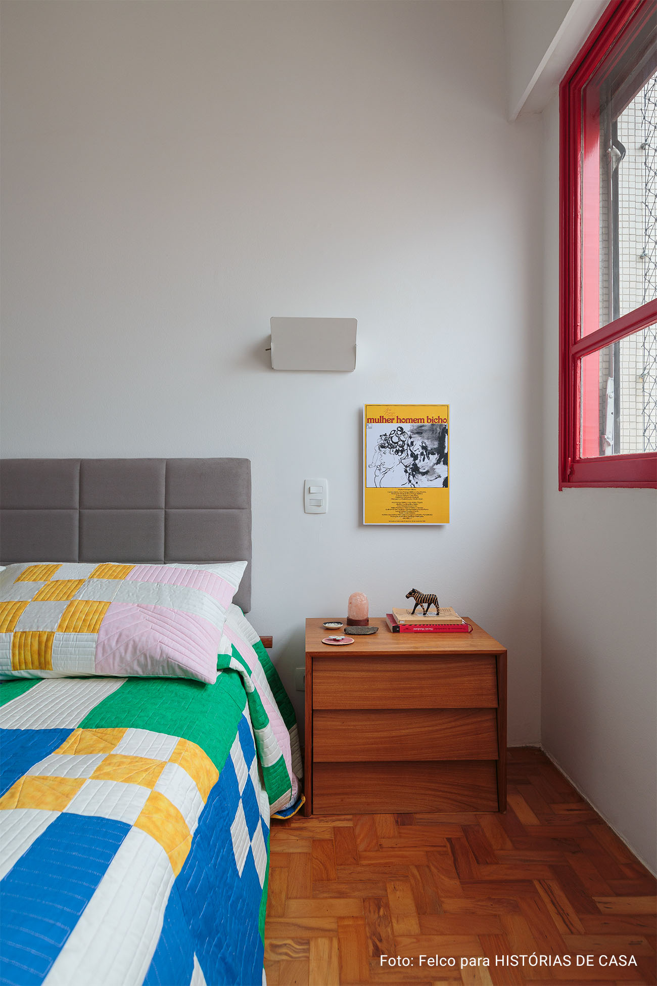 Apartamento com piso de taco, esquadrias vermelhas, sofá branco e cozinha reformada com produtos Celite