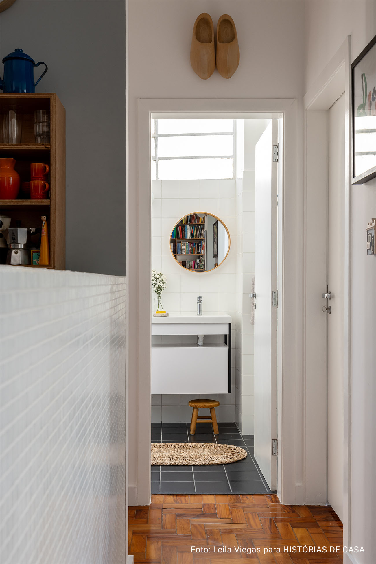 Apartamento com piso de taco, esquadrias verdes, cozinha integrada com produtos Celite