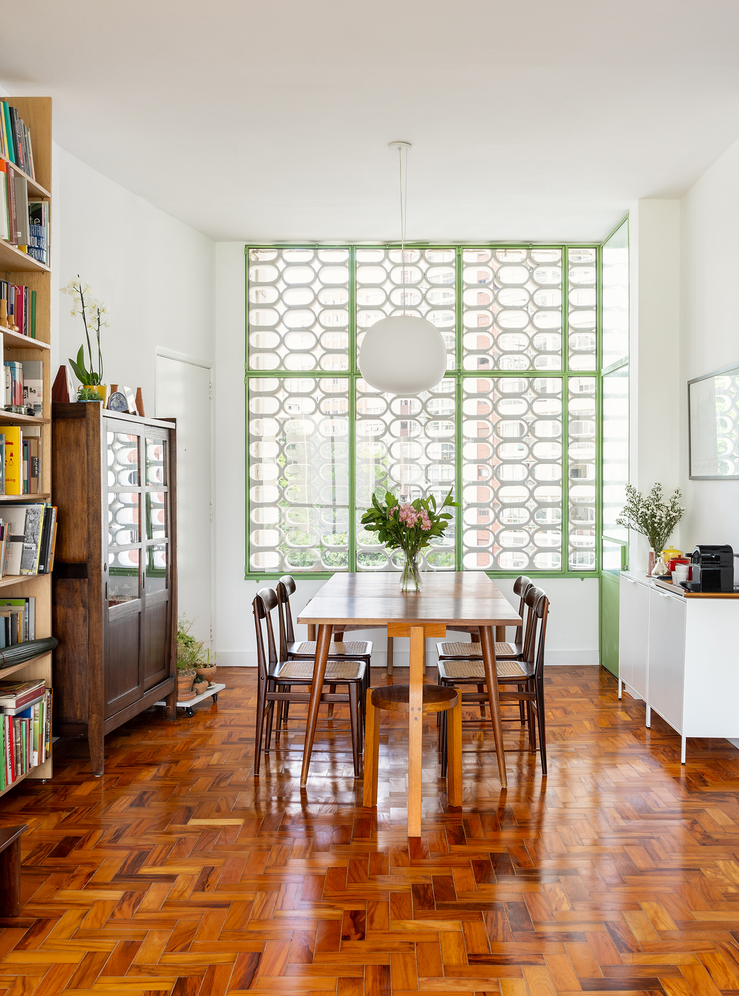 Apartamento com piso de taco, esquadrias verdes, cozinha integrada com produtos Celite