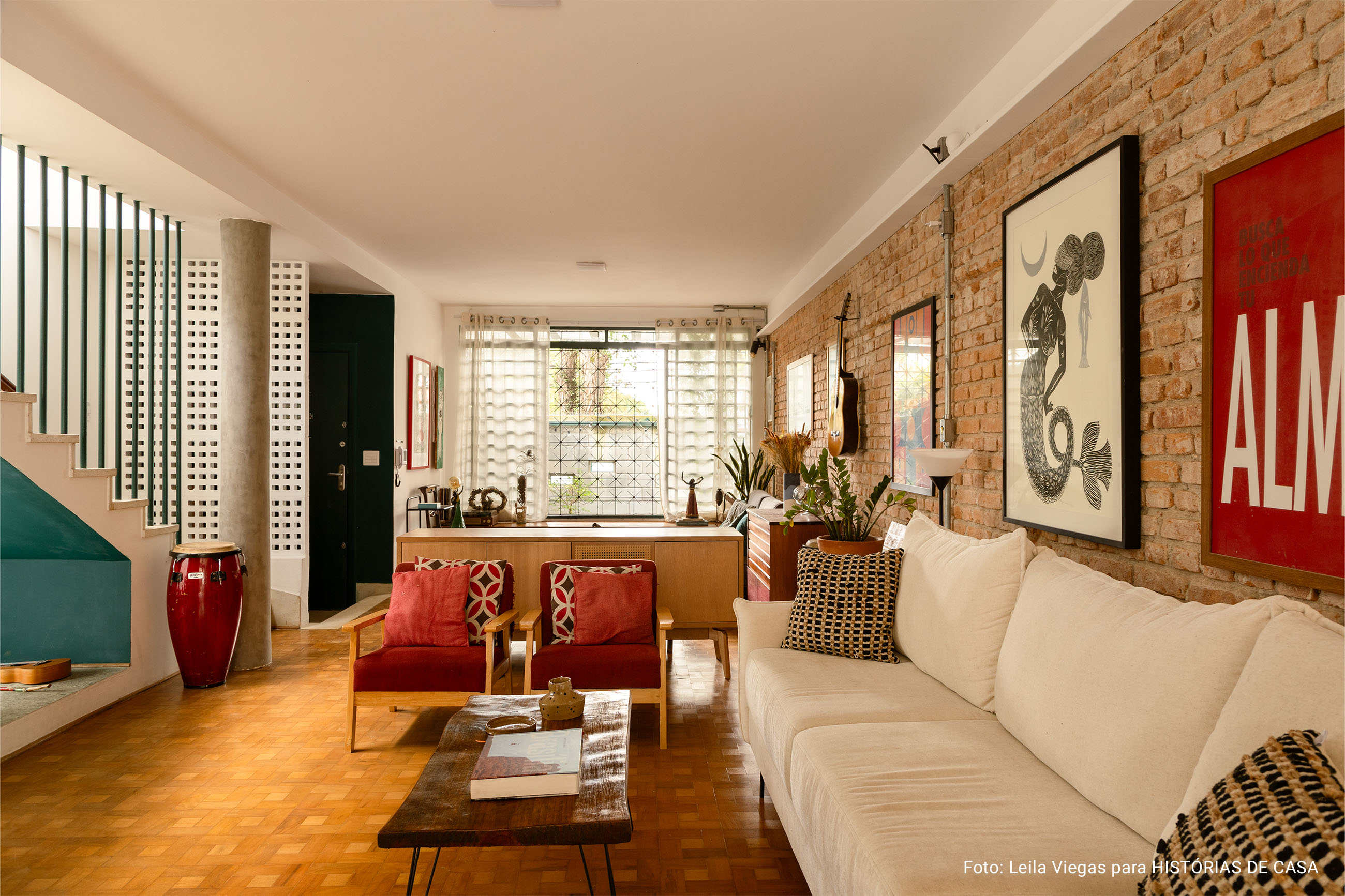casa com tijolinhos, cozinha integrada e jardim.