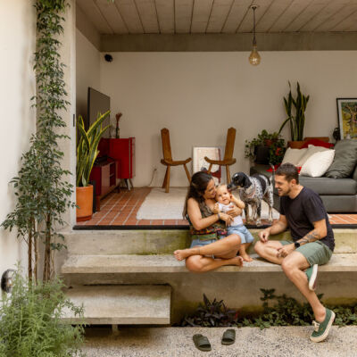 Casa com tijolinhos, cozinha integrada e jardim.