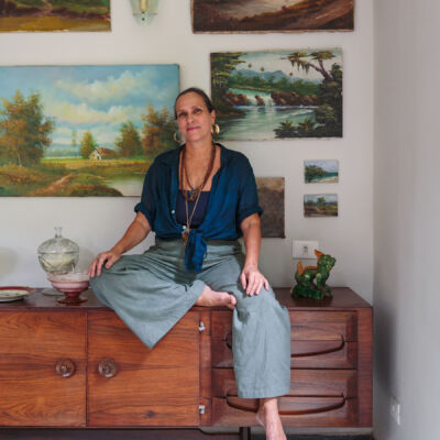 Casa com de coração maximalista reúne garimpos e móveis vintage