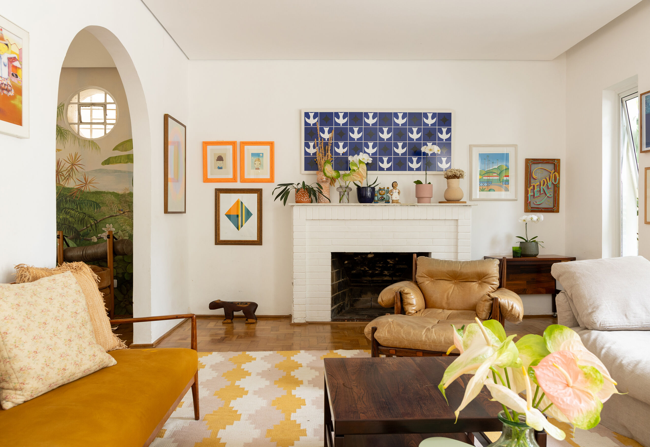 Casa com decoração lúdica, papeis de parede e jardim