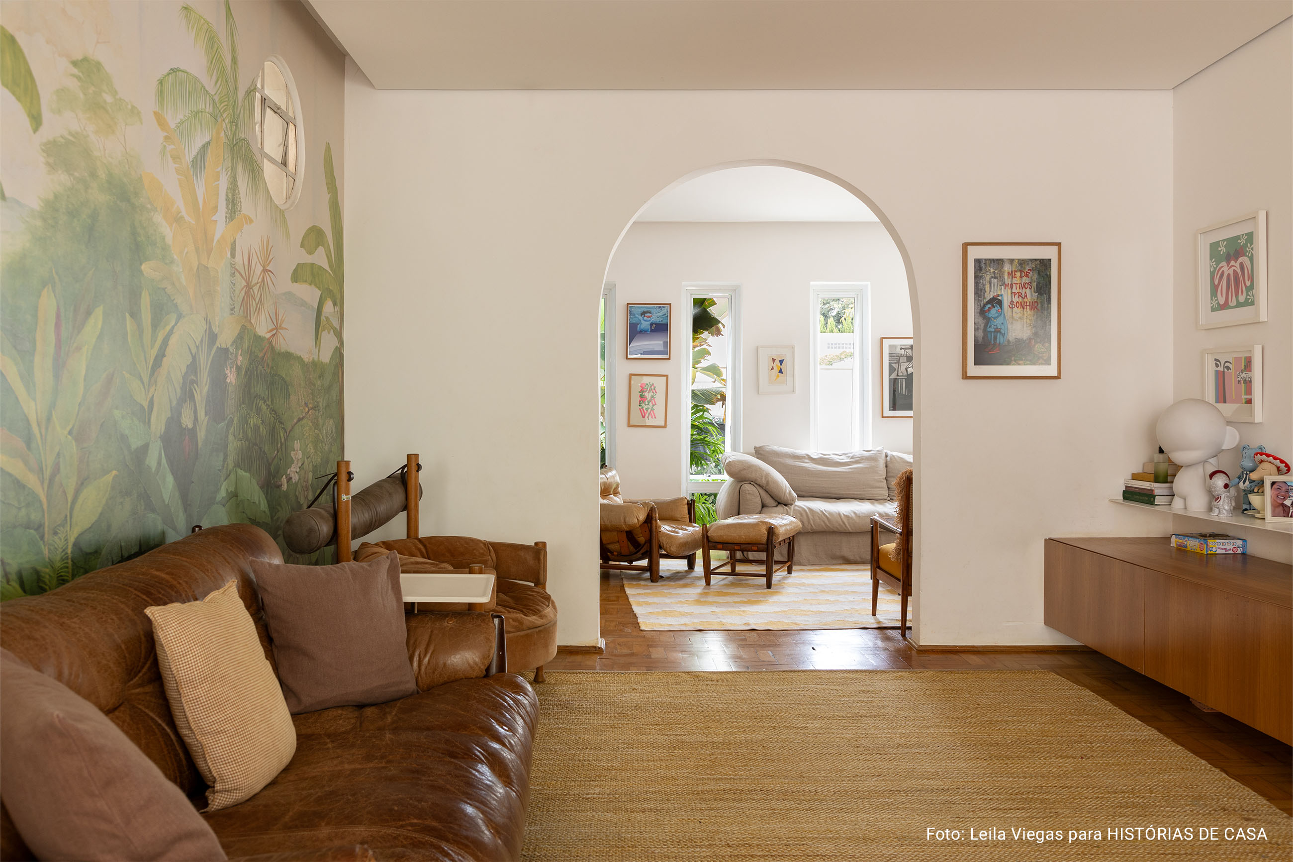 Casa com decoração lúdica, papeis de parede e jardim