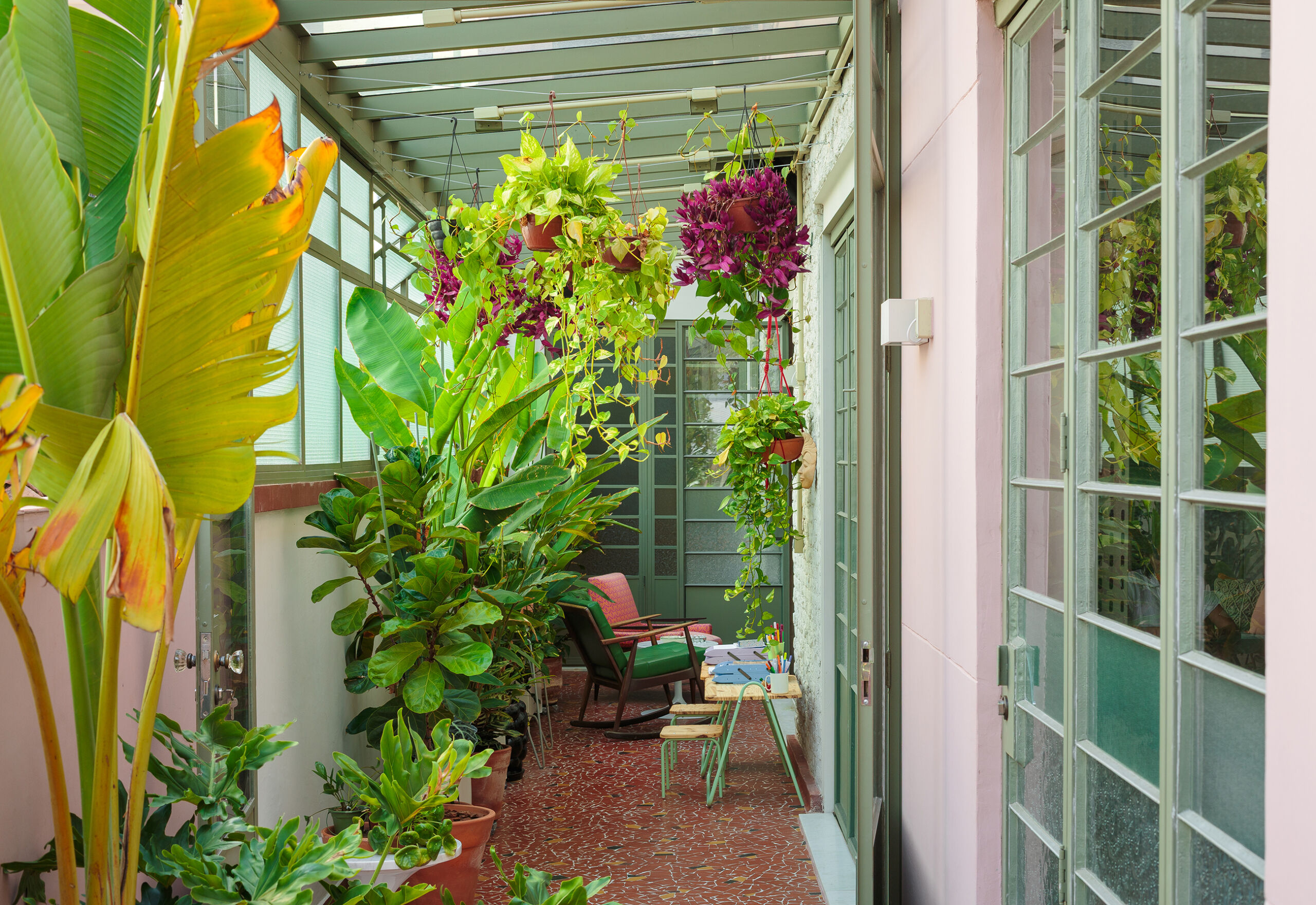 Apartamento com varanda, piso de tacos e reaproveitamento