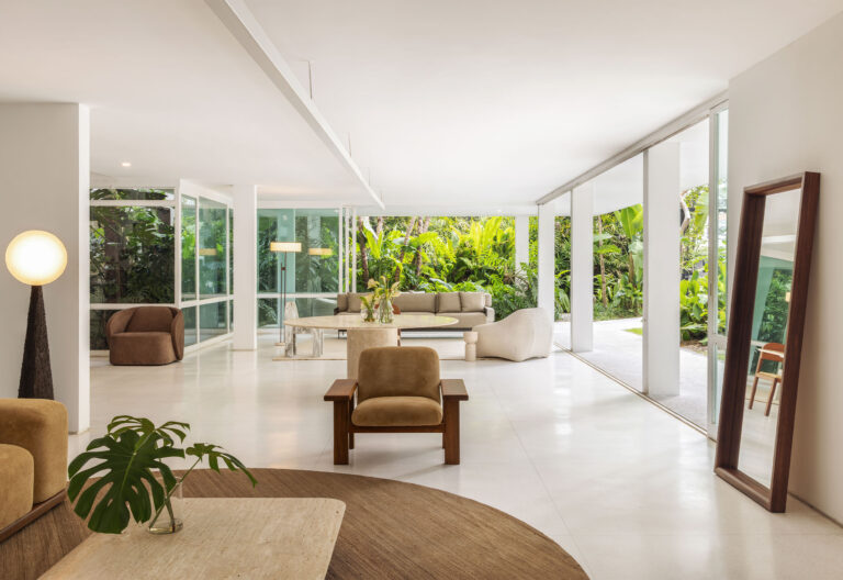 Casa Wooding: móveis minimalistas e muita natureza em casa modernista restaurada