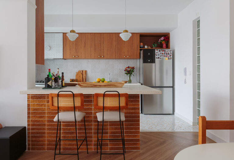 Apartamento da cantora Clara Valverde com reforma criativa e banheiro que parece camarim