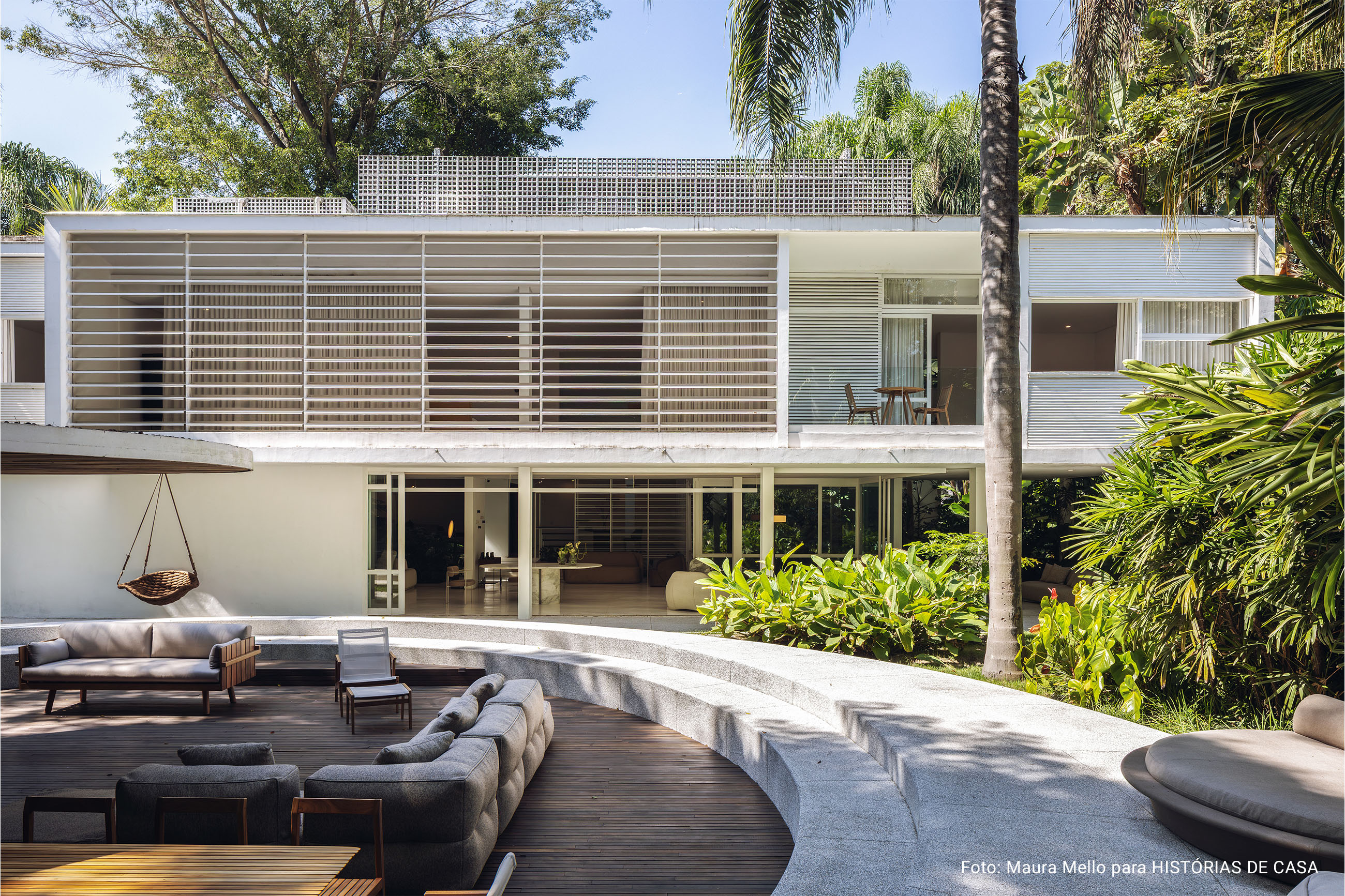 Casa Wooding: móveis minimalistas e muita natureza em casa modernista restaurada