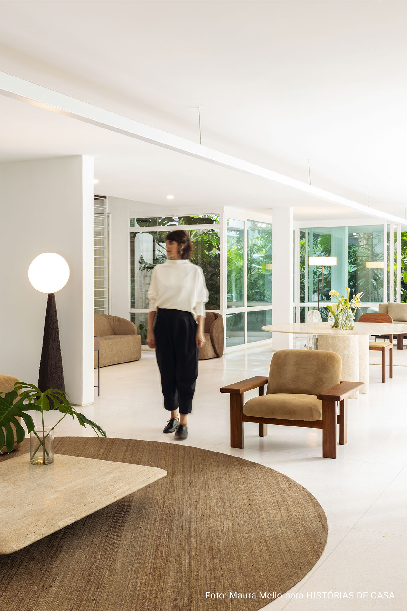 Casa Wooding: móveis minimalistas e muita natureza em casa modernista restaurada