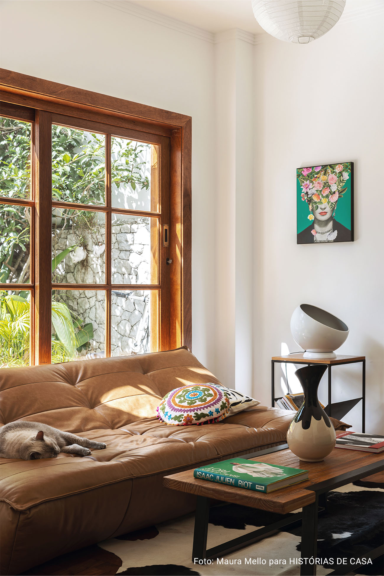 Casa com fachada de pedras, janelas de madeira e decoração acolhedora com garimpos