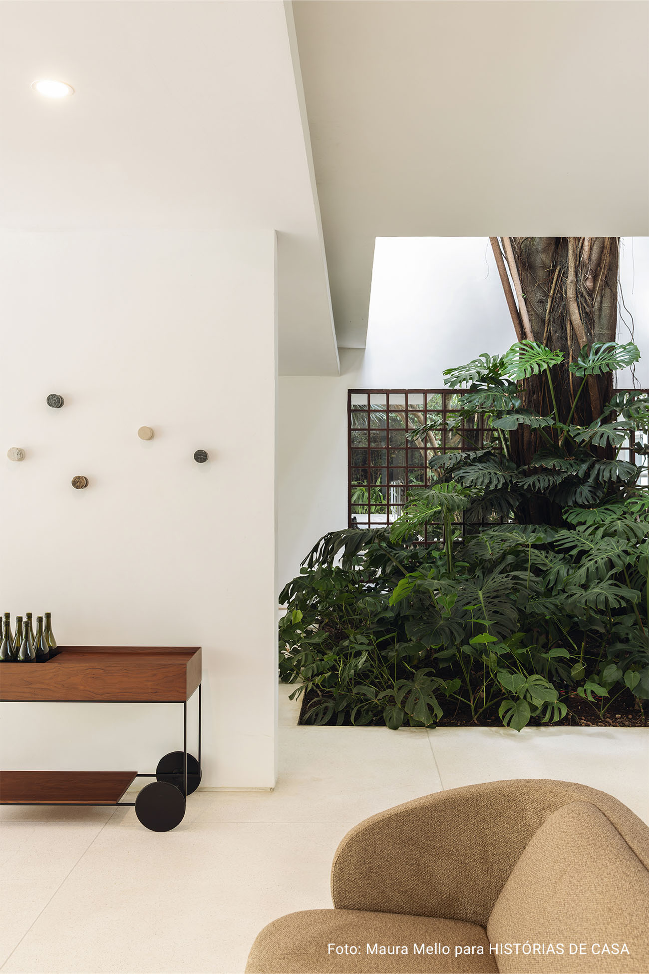 Casa Wooding: móveis minimalistas e muita natureza em casa modernista restaurada