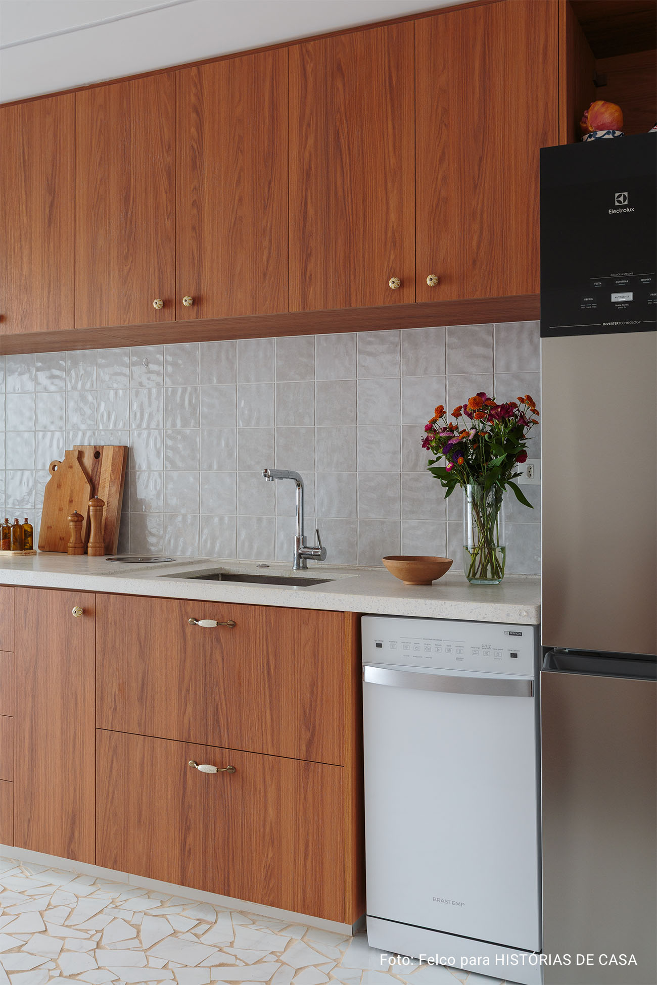 Apartamento com cozinha integrada e banheiros coloridos