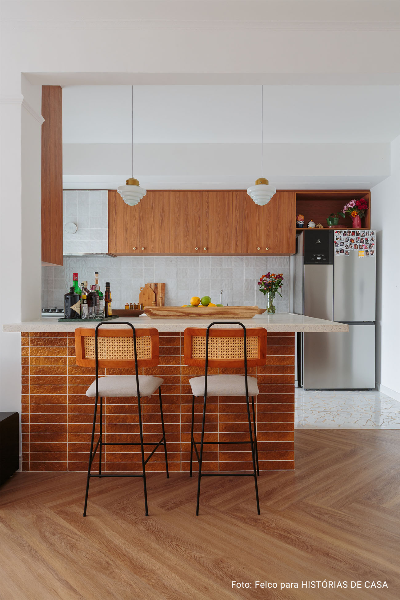 Apartamento com cozinha integrada e banheiros coloridos