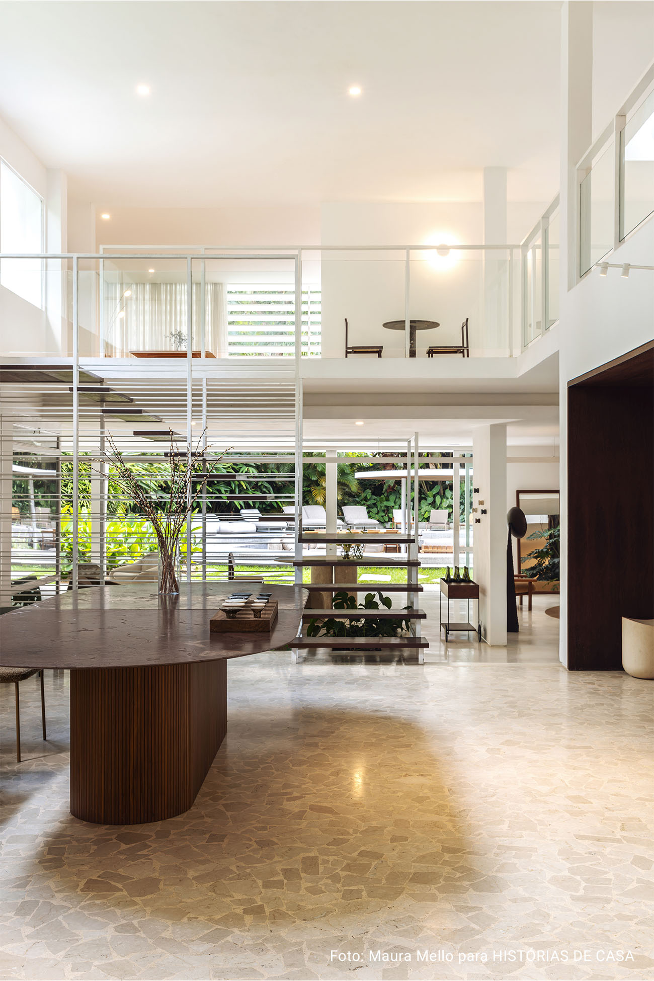 Casa Wooding: móveis minimalistas e muita natureza em casa modernista restaurada