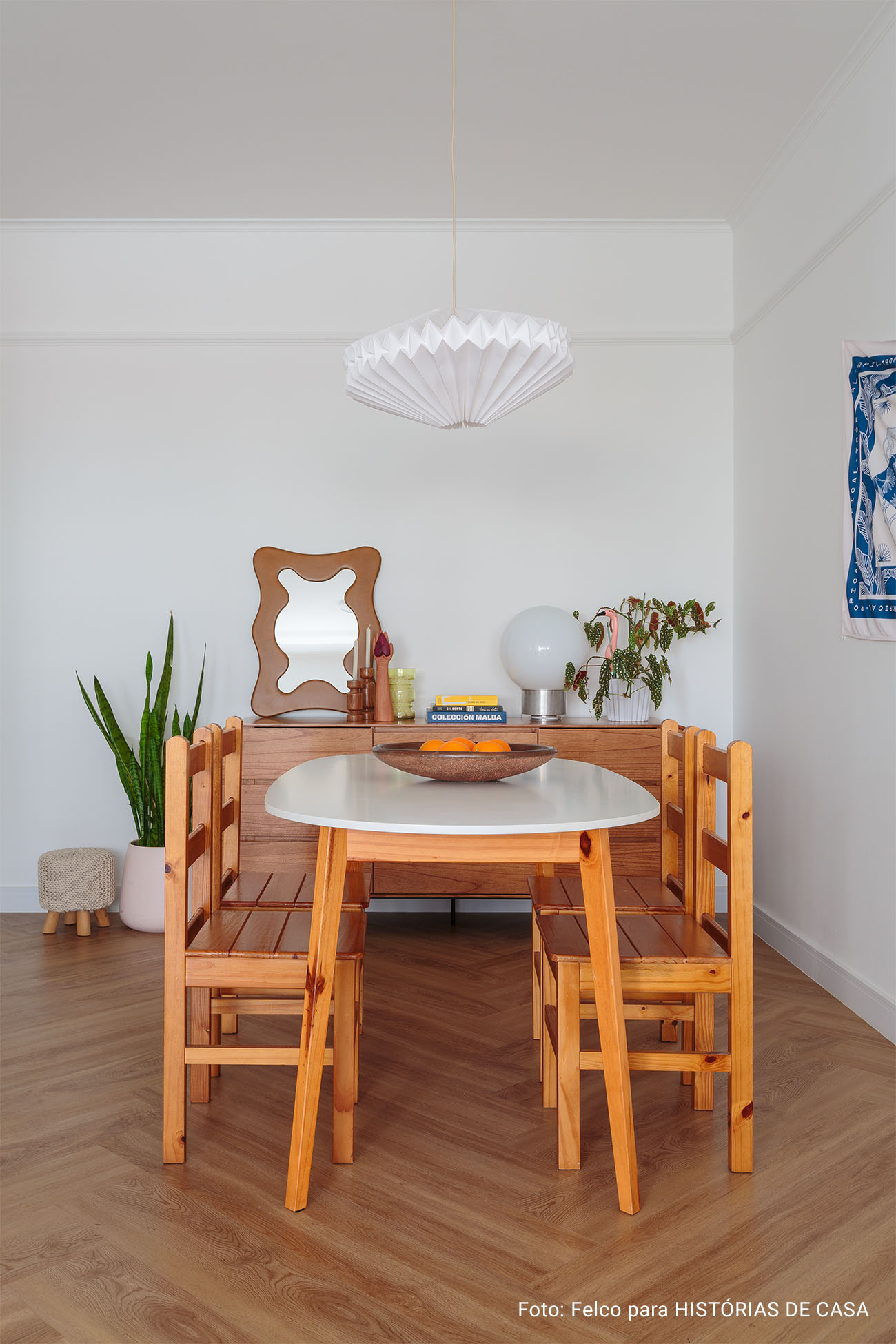Apartamento com cozinha integrada e banheiros coloridos