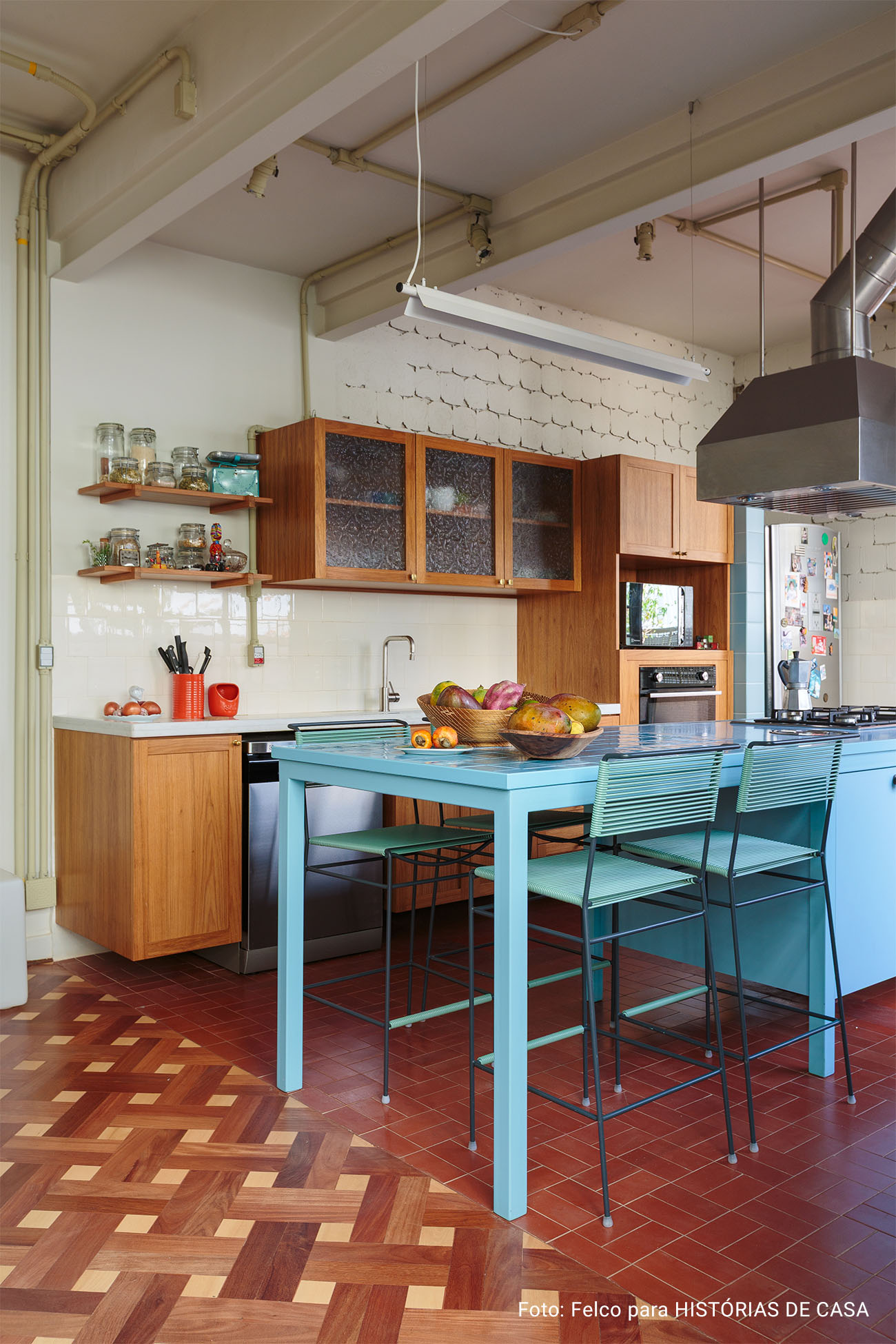 Apartamento com varanda, piso de tacos e reaproveitamento