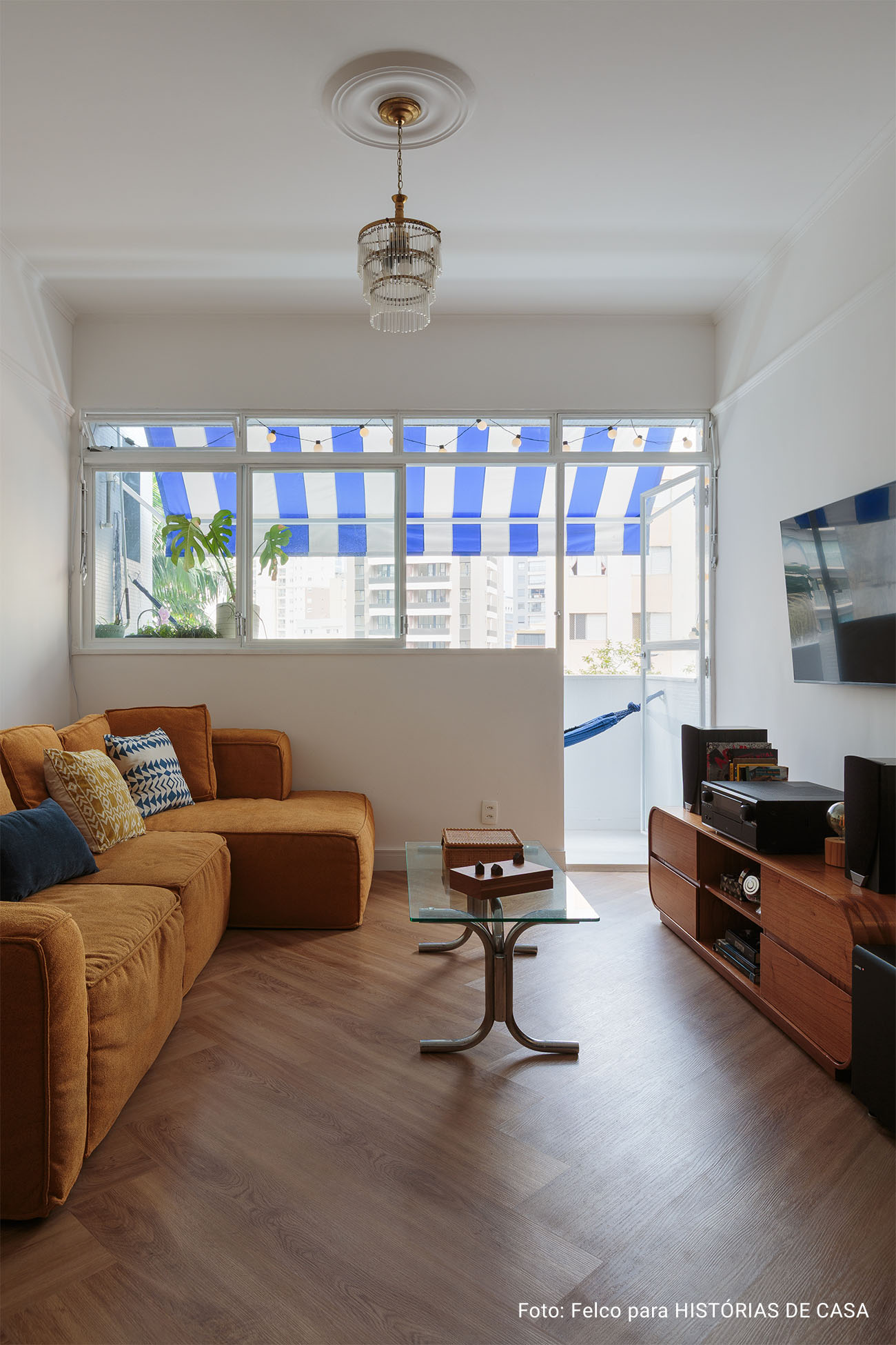 Apartamento com cozinha integrada e banheiros coloridos