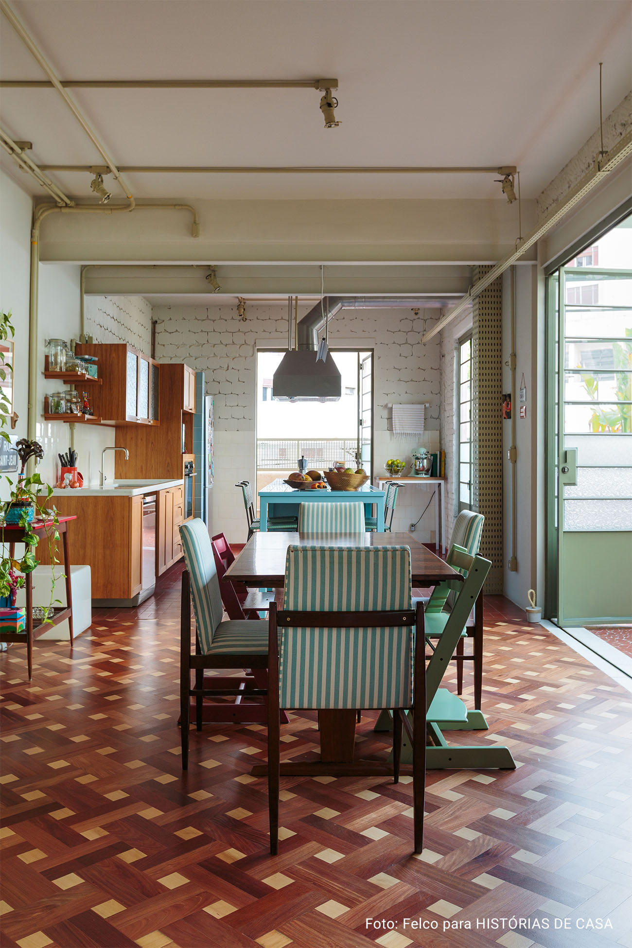 Apartamento com varanda, piso de tacos e reaproveitamento
