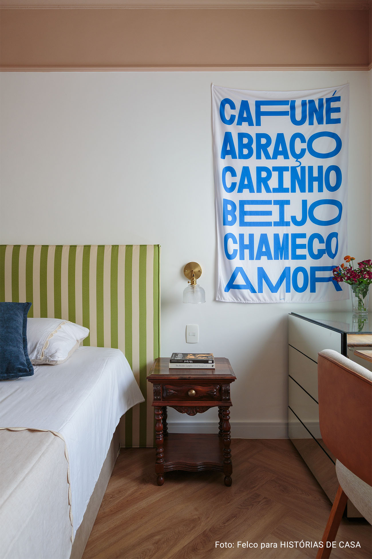 Apartamento com cozinha integrada e banheiros coloridos