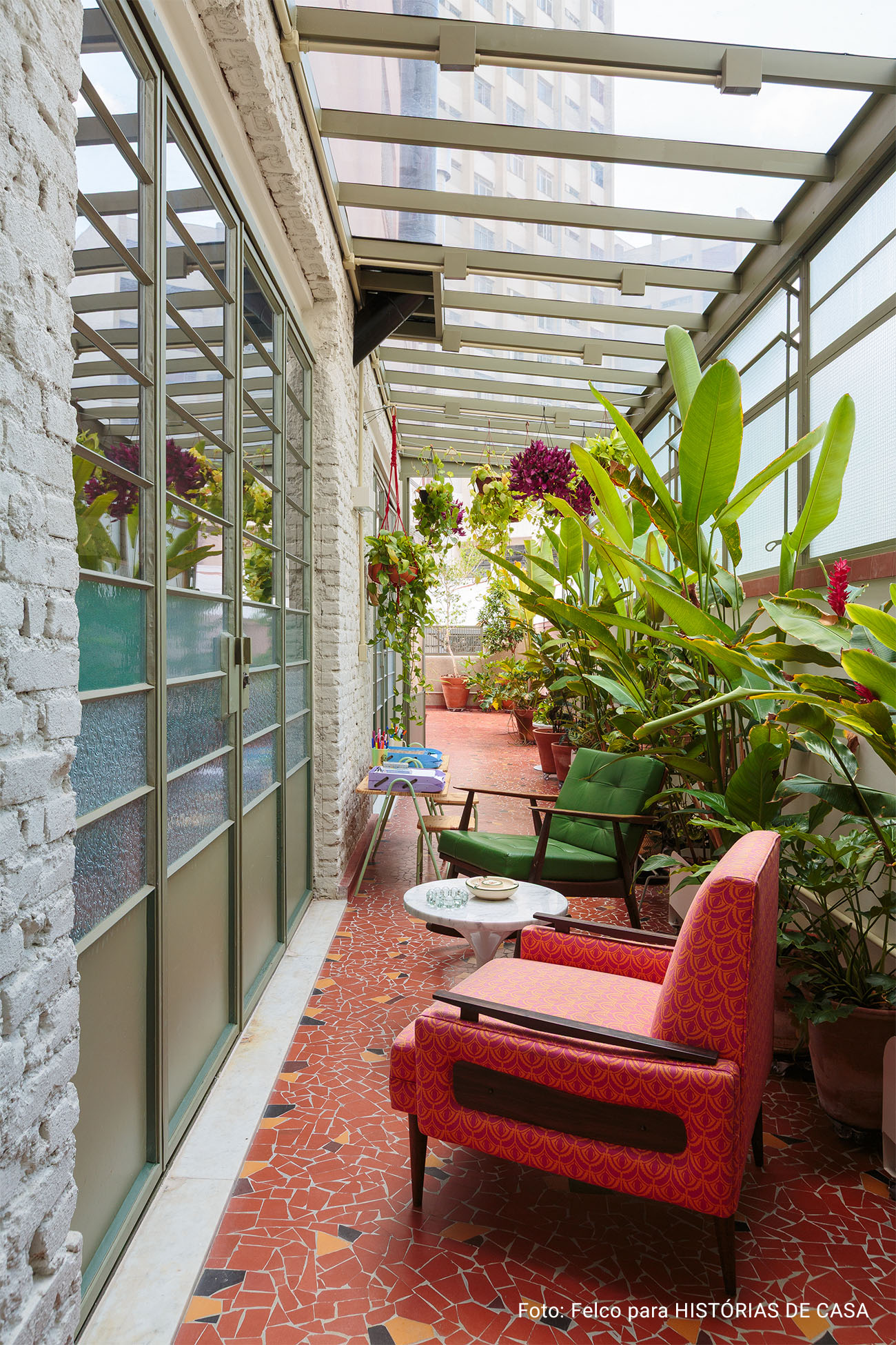 Apartamento com varanda, piso de tacos e reaproveitamento