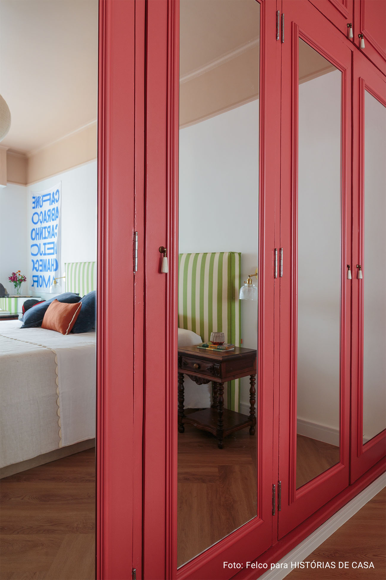 Apartamento com cozinha integrada e banheiros coloridos